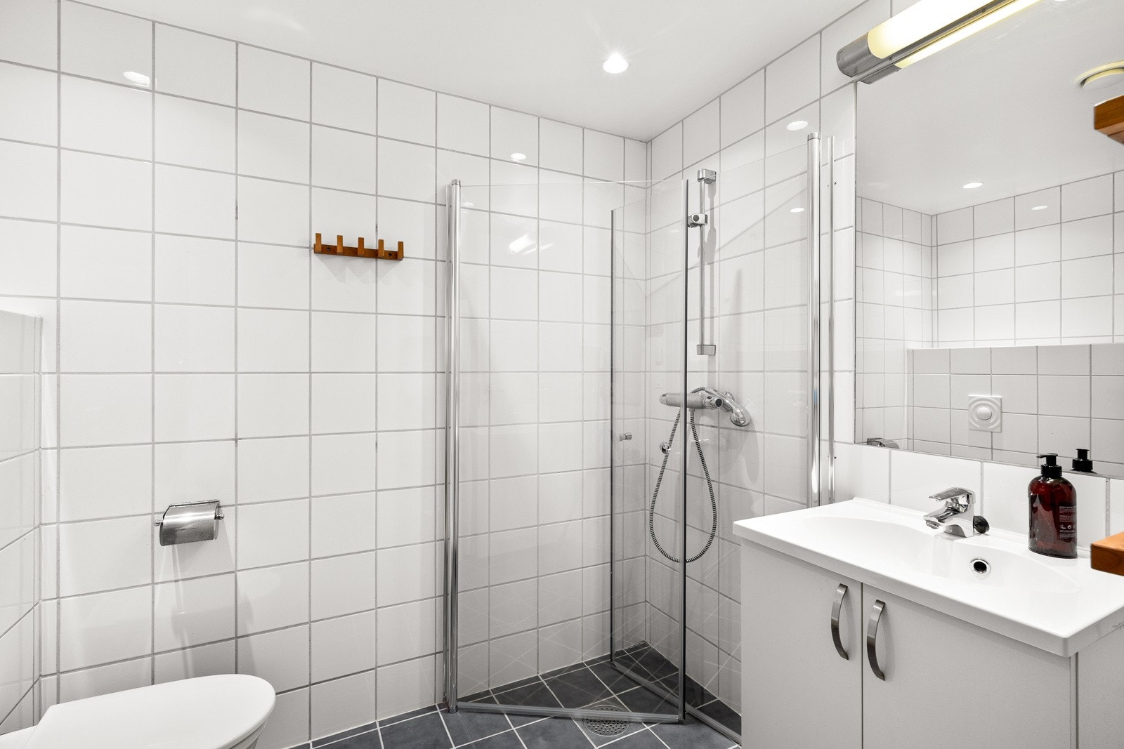 Badet er helfliset og har varmekabler i gulvet. Galleribilde