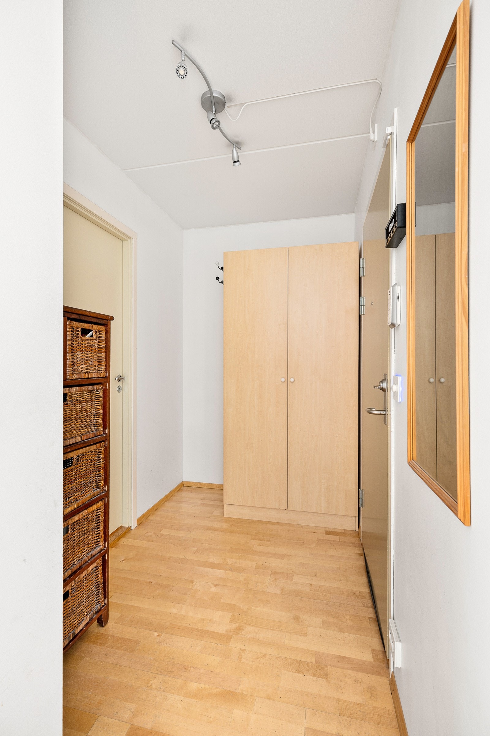 romslig entrè med god plass til å henge fra deg yttertøy og sette fra deg sko. Her er det også plass til en garderobeløsning med ekstra oppbevaring. Galleribilde