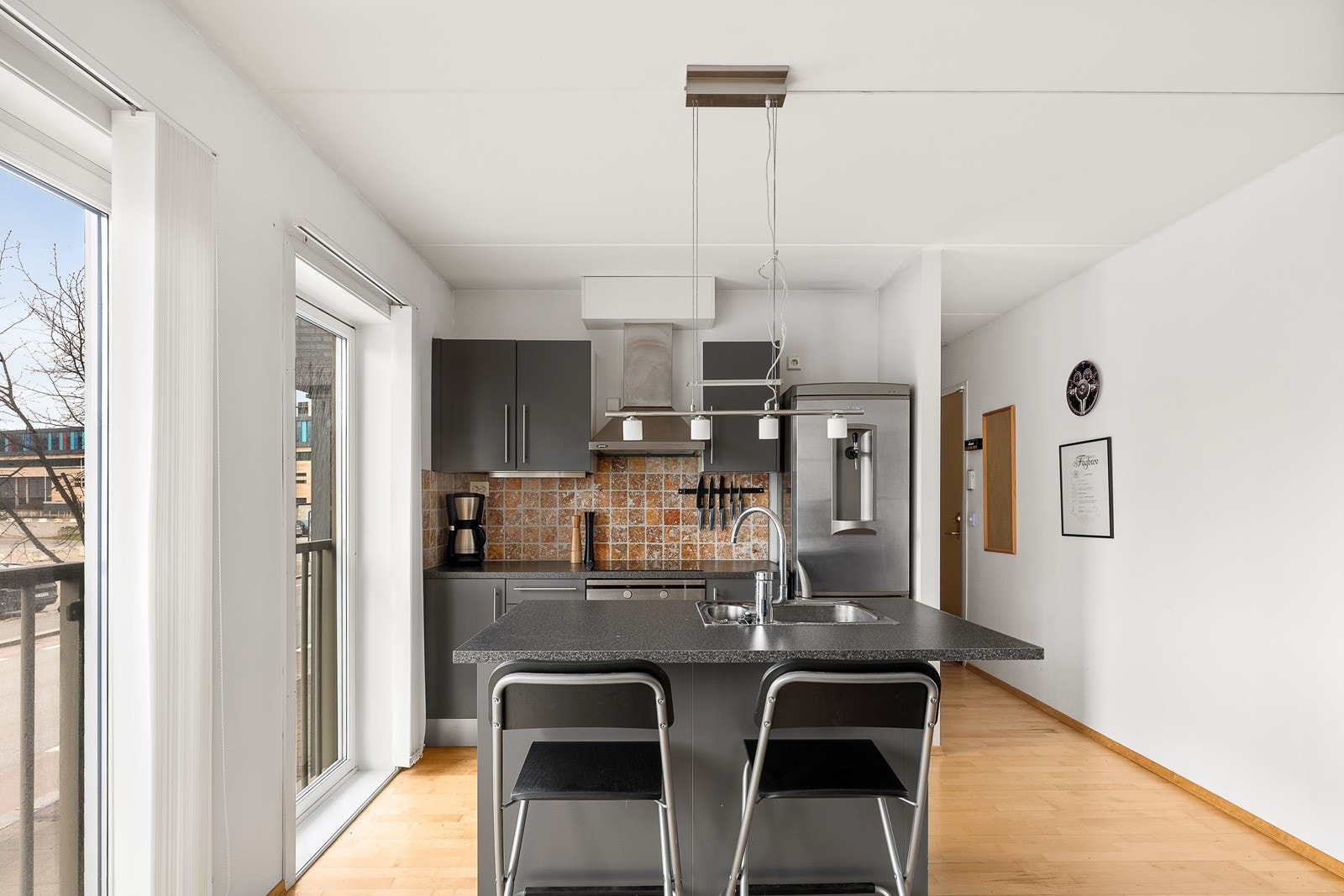 Kjøkkenet er fra byggeår med mørke fronter og benkeplate i mørkt laminat. Galleribilde