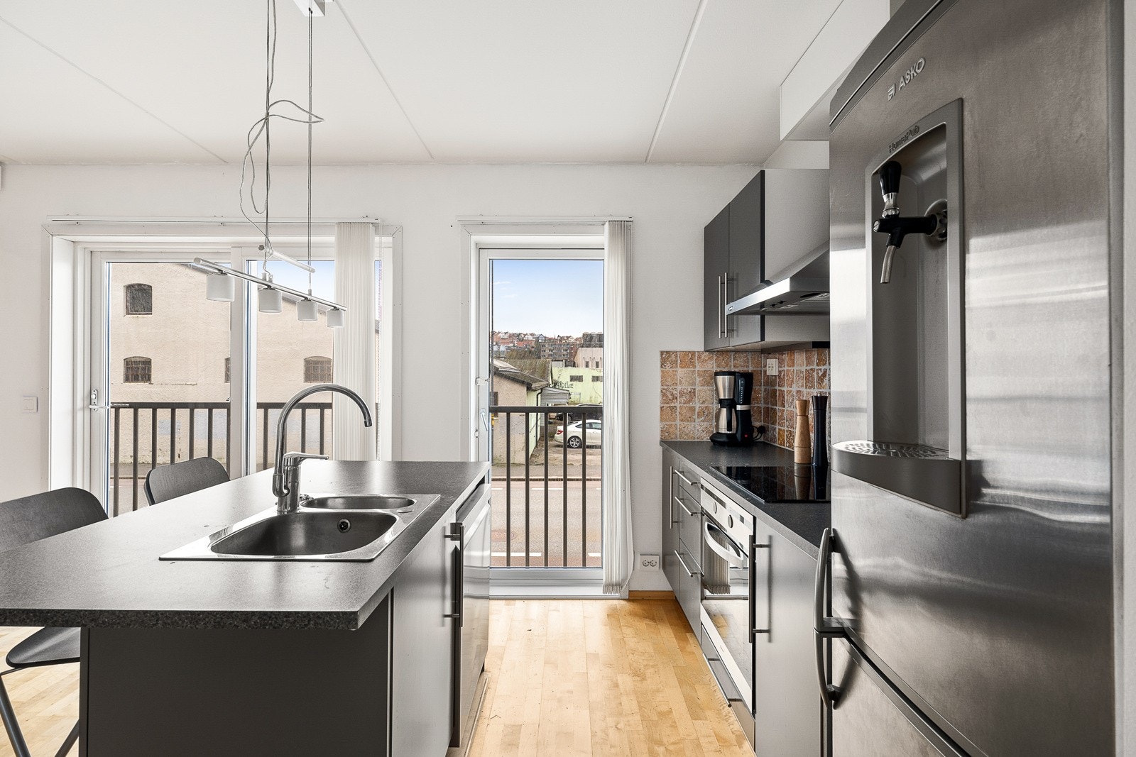 Her har du masse god skap- og benkeplass i og med at det er innredet med en kjøkkenøy. Galleribilde