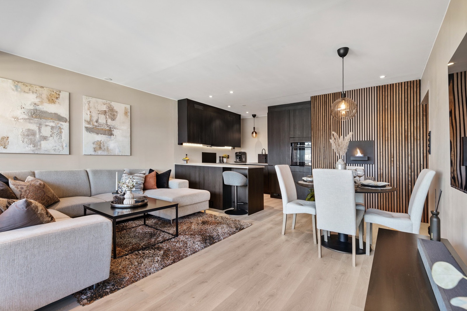 Rommet har laminatgulv, malte slette vegger og malt himling med downlights. Her kan du bruke Plejd-appen for å styre belysningssystemer med flere funksjoner. Galleribilde