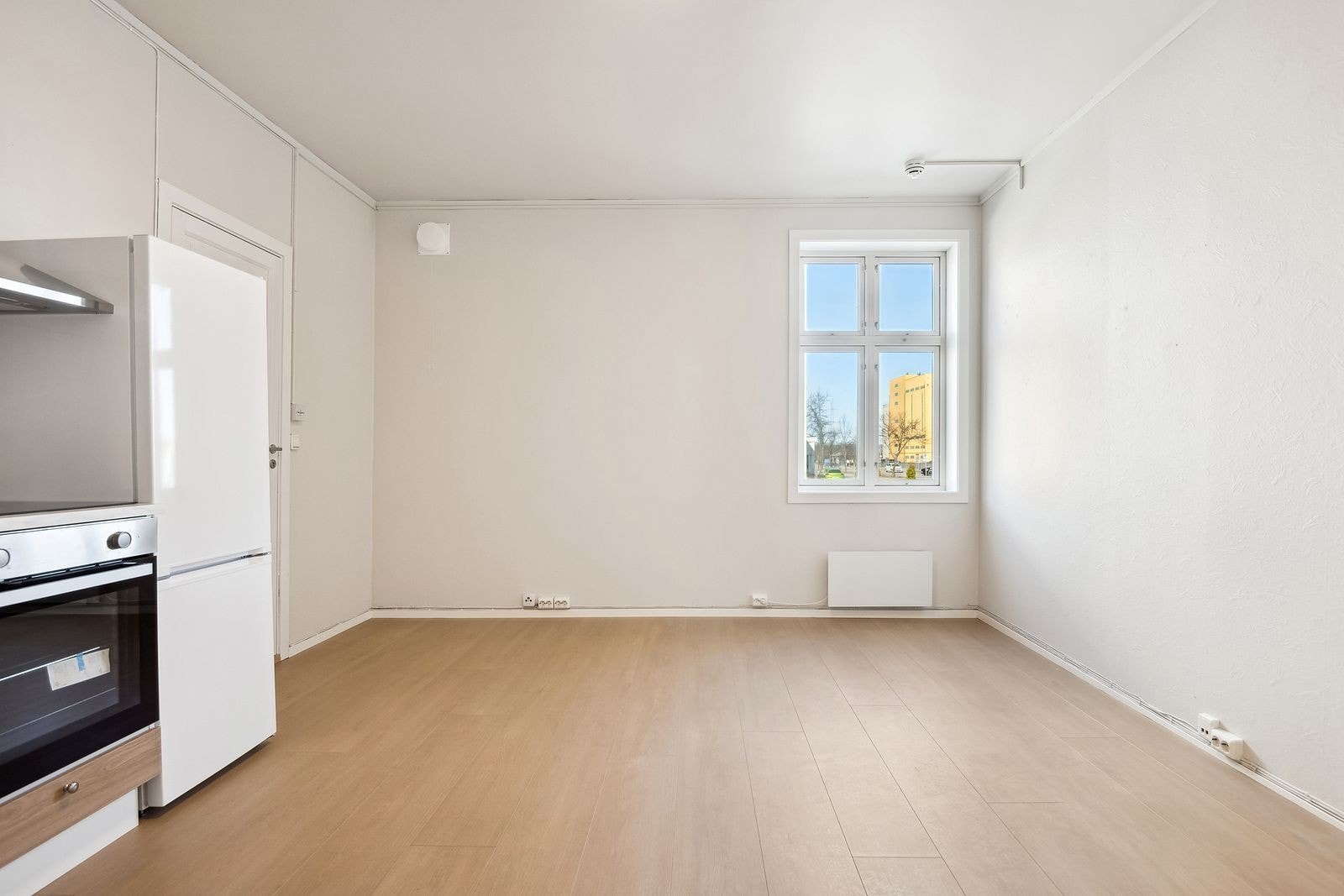 Stuen byr på gode møbleringsmuligheter. Er også egen entré her. Galleribilde
