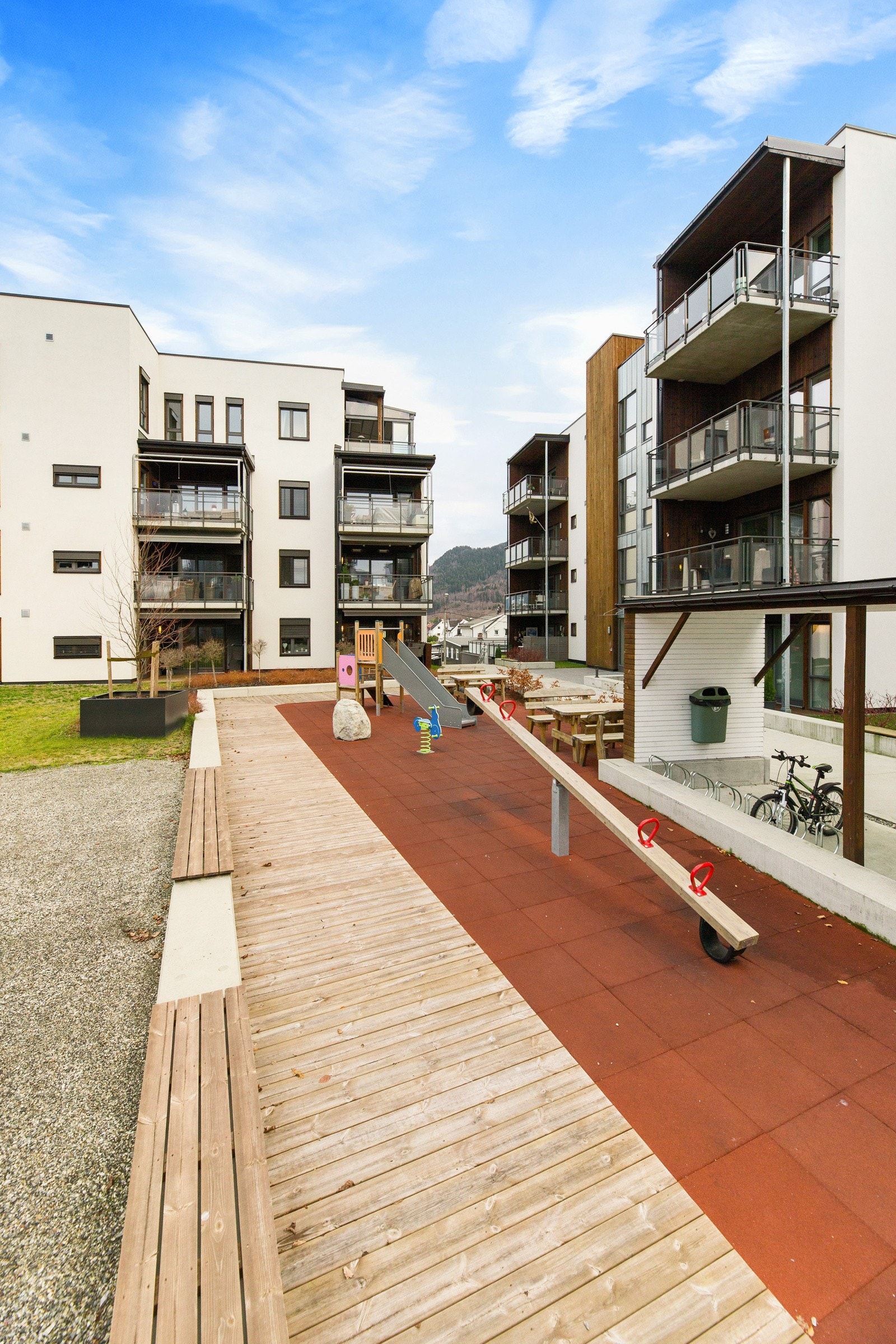 Lekeplass på fellesområde. Galleribilde