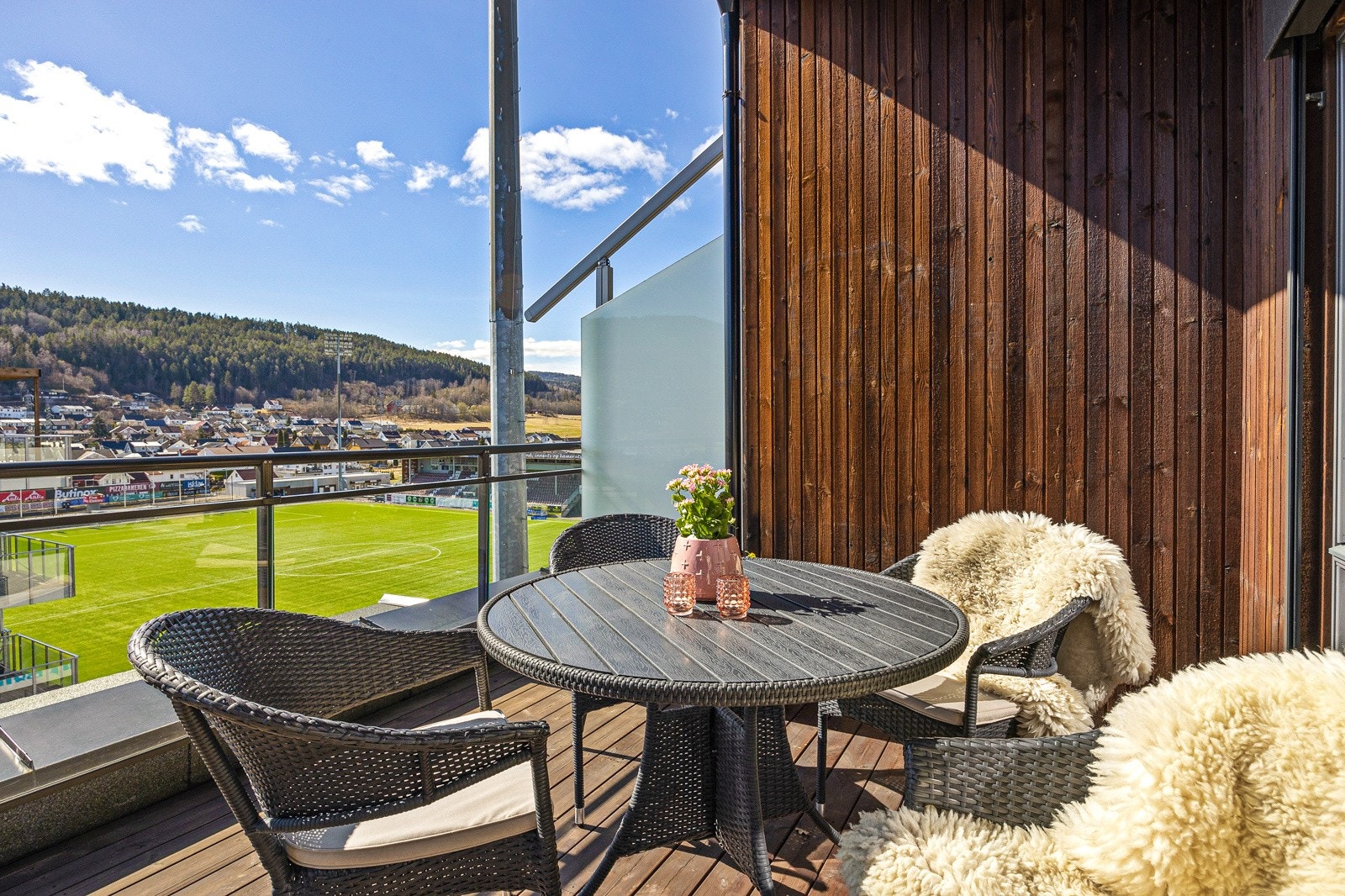 Fra terrassen er det flott utsikt over Consto arena. Galleribilde