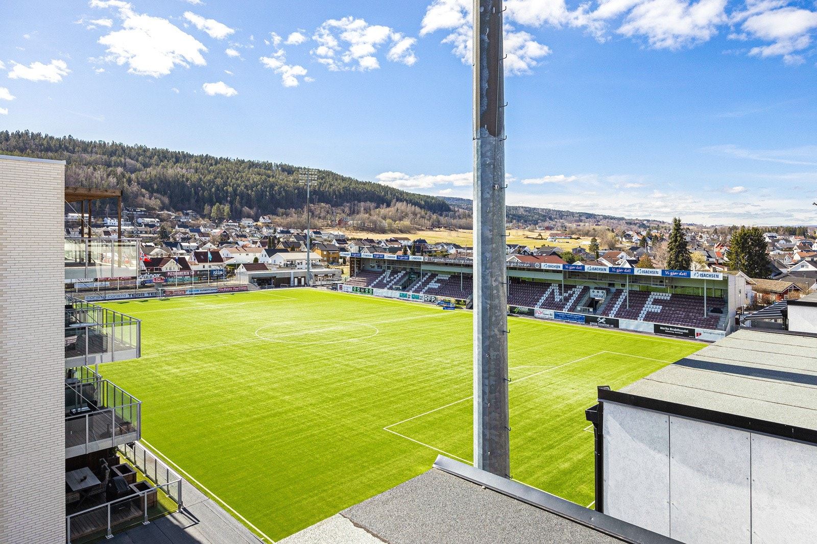 Fra terrassen er det flott utsikt over Consto arena. Her kan man følge med på MIF sine hjemmekamper. Galleribilde