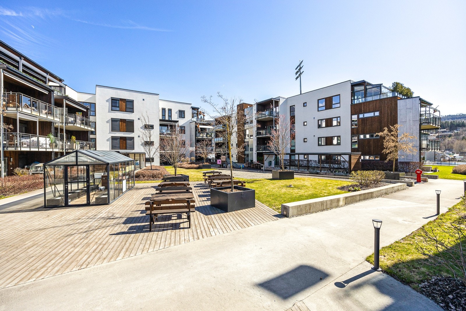 Fellesområdet er pent opparbeidet og innbyr til en hyggelig prat med naboen. Galleribilde