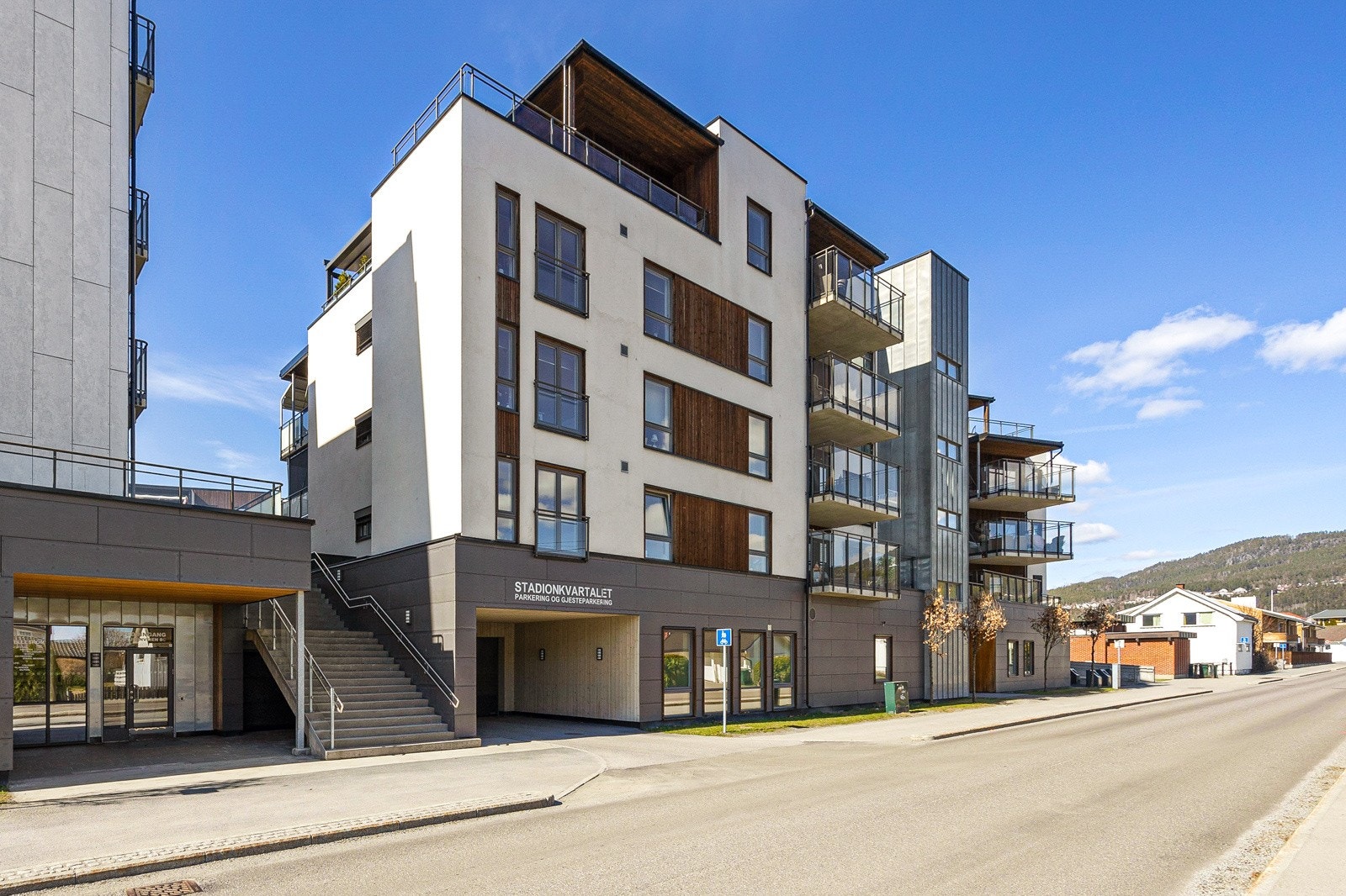 Innkjøring og inngangsparti. Åpned fra leiligheten. Galleribilde