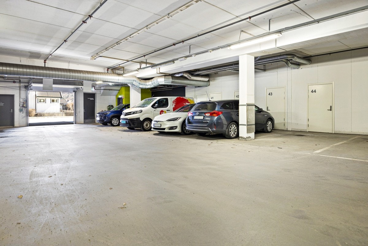 Parkeringsplass og bod i felles garasjeanlegg. Fint plassert i nærhenten av innkjøring og vaskeplass. Galleribilde