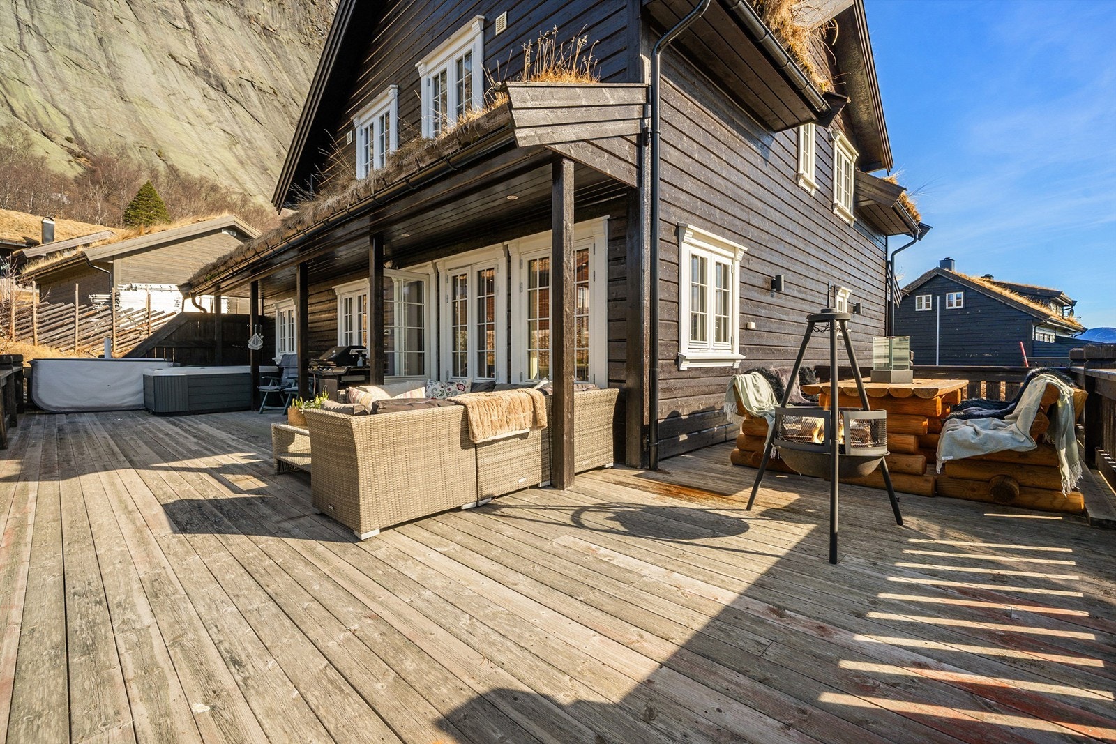 Stor terrasse med plass til flere sittegrupper Galleribilde