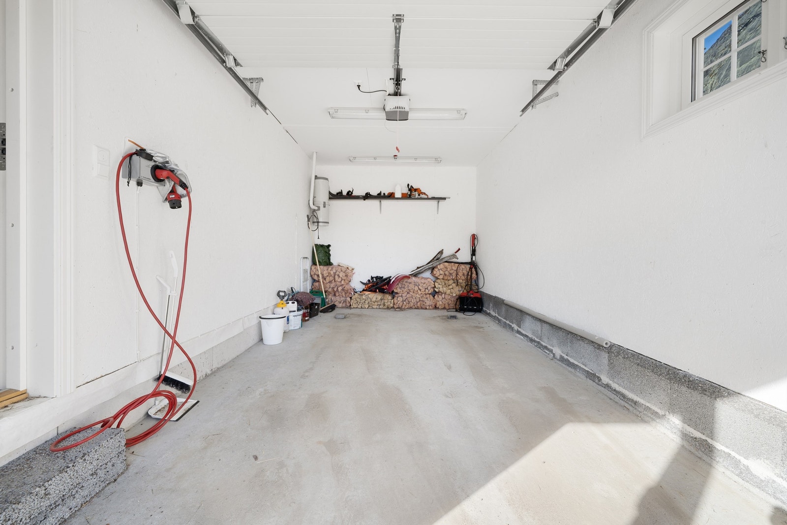 Garasjen er isolert og har lader til el-bil. Automatisk åpner. Galleribilde