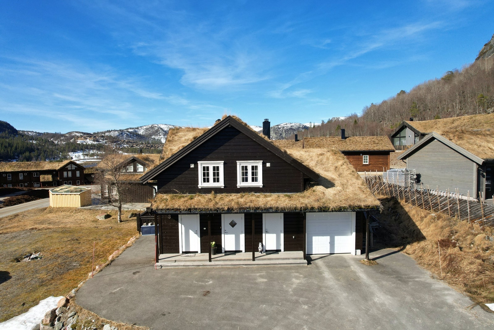 Velkommen til Løefjellslii 3. Godt med parkering rett ved inngangsdør og garasje. Galleribilde