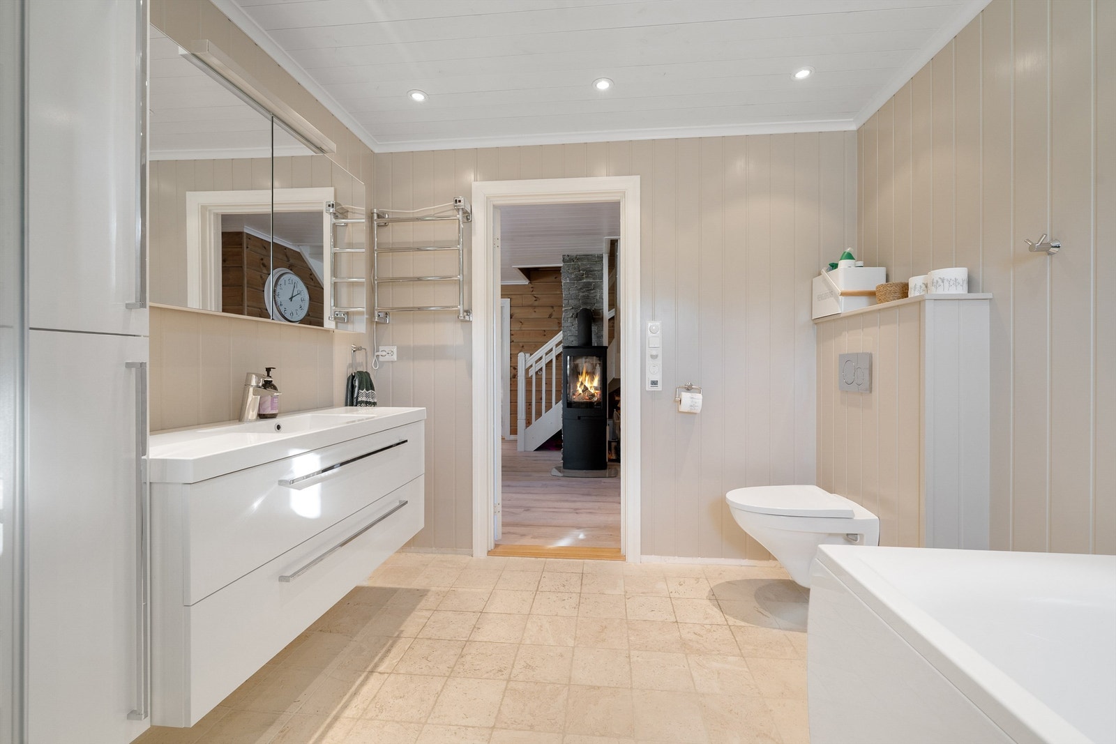Badet i 1. etg. Innredet med vegghengt wc, servant med skuffer og overskap. Høyskap, dusjkabinett og badekar. Galleribilde