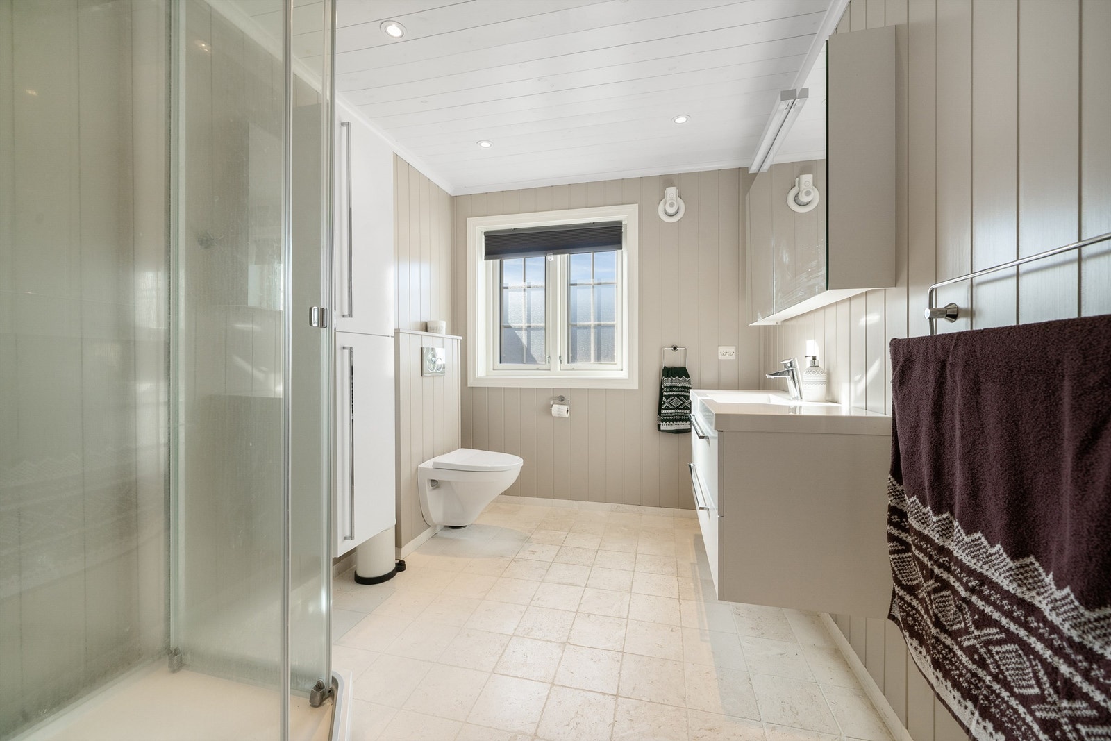 Badet i 2. etg. Innredet med vegghengt wc, servant med skuffer og overskap. Høyskap, dusjkabinett. Galleribilde