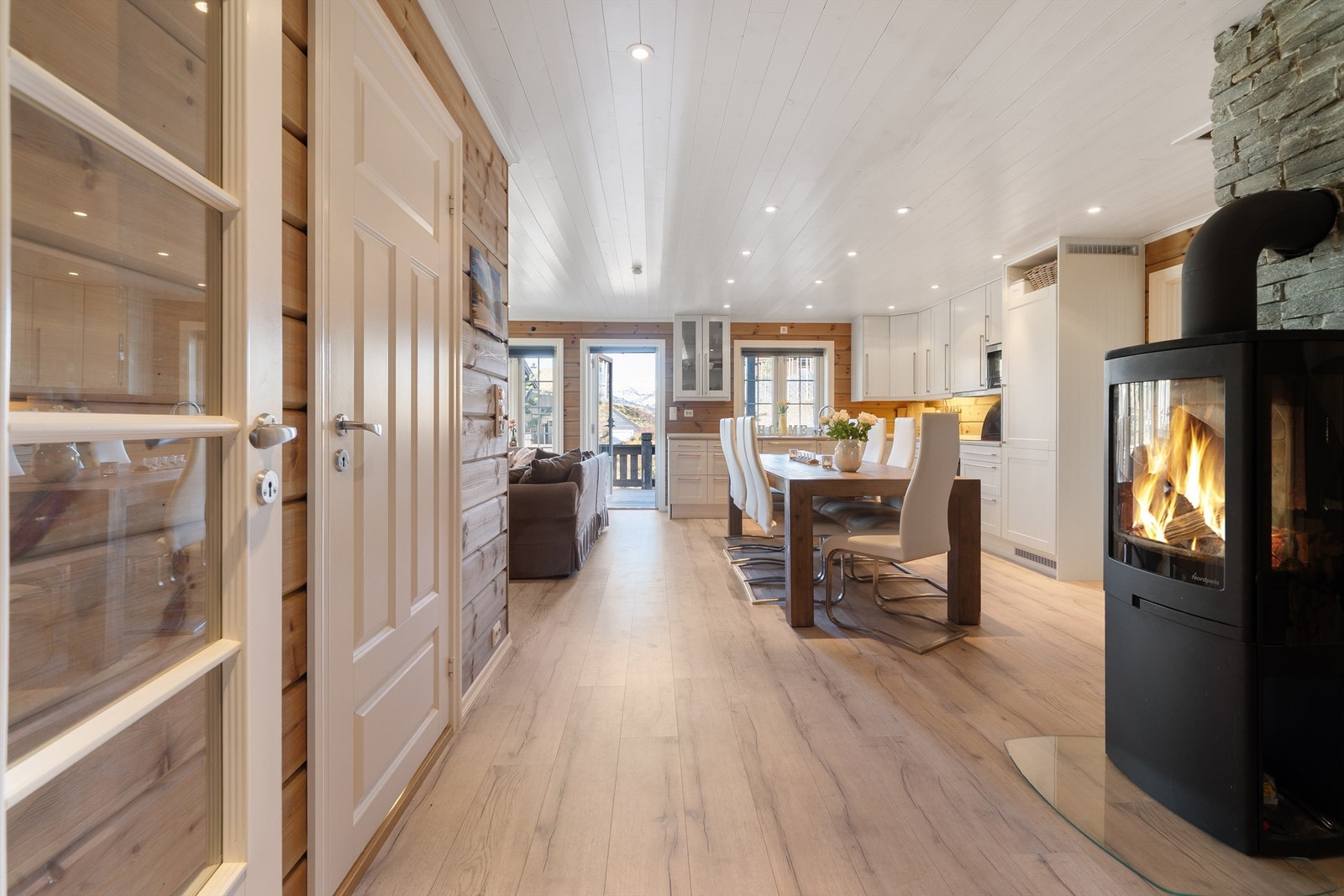 Fra vindfang og inn på kjøkkenet. Galleribilde