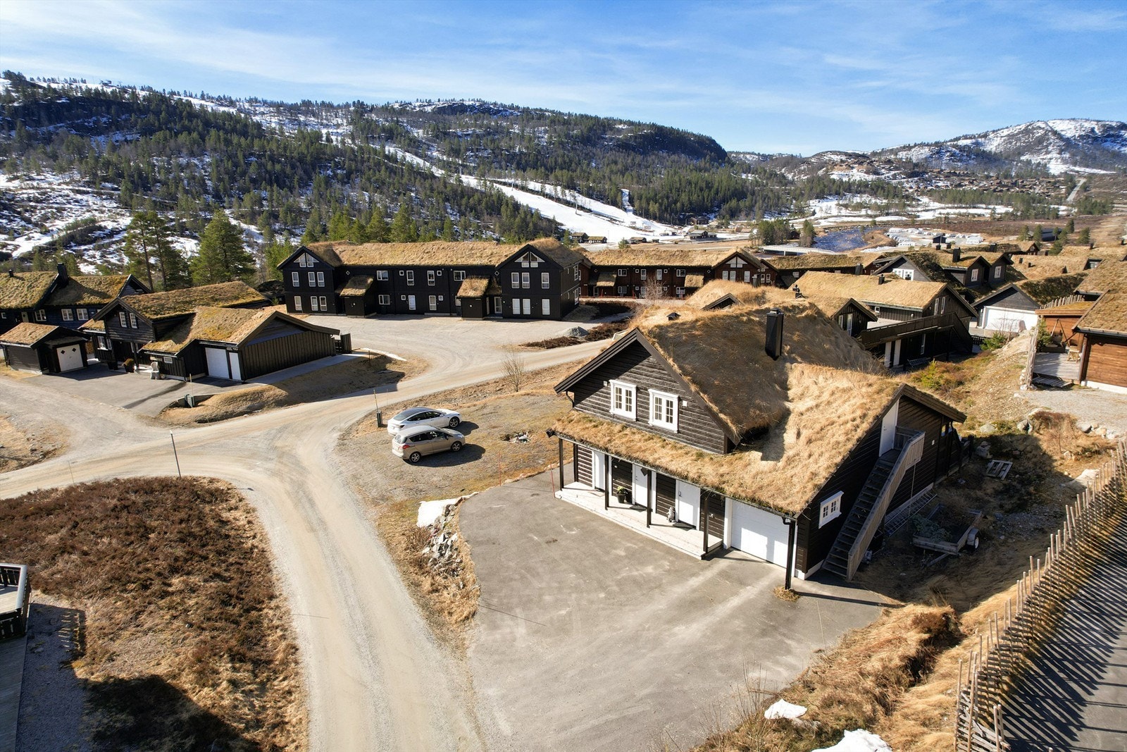 Solrik og sentralt beliggende. Skisenteret i bakgrunnen. Galleribilde