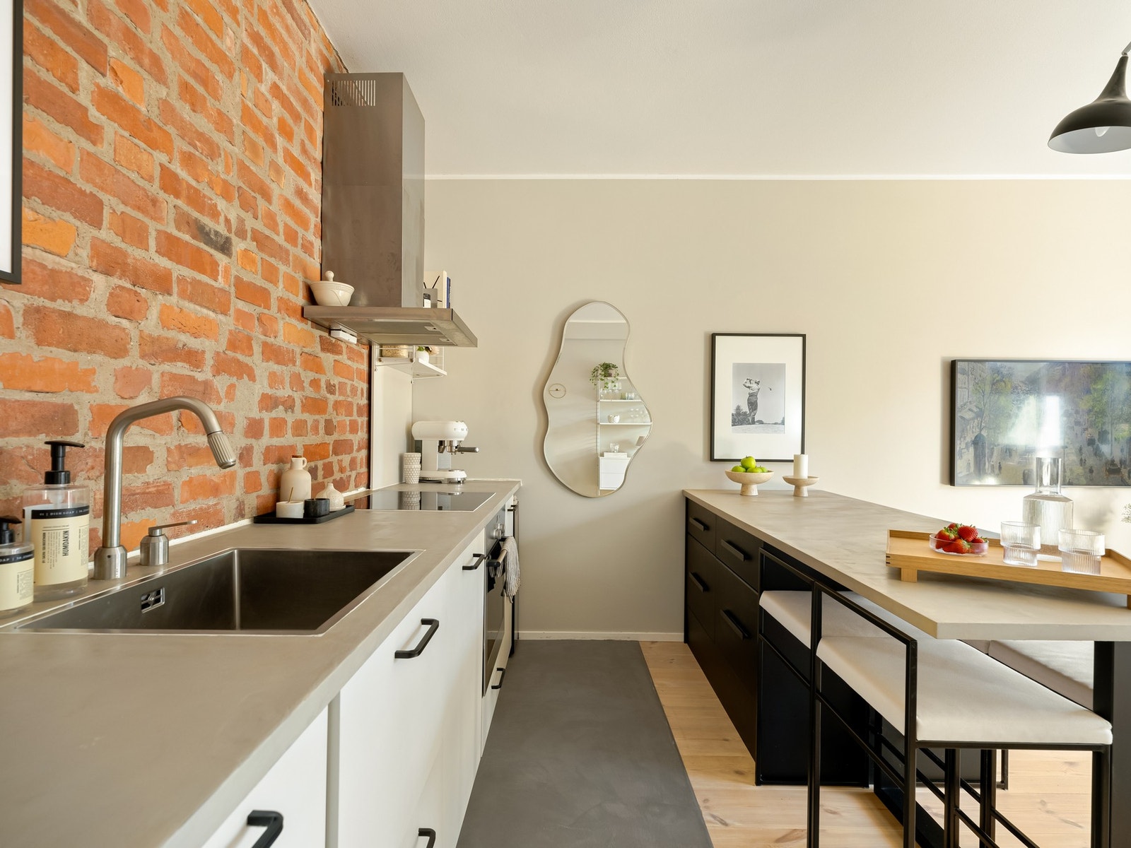 Av integrerte hvitevarer er det induksjonstopp, stekeovn og oppvaskmaskin - disse medfølger naturligvis ved salg. Galleribilde