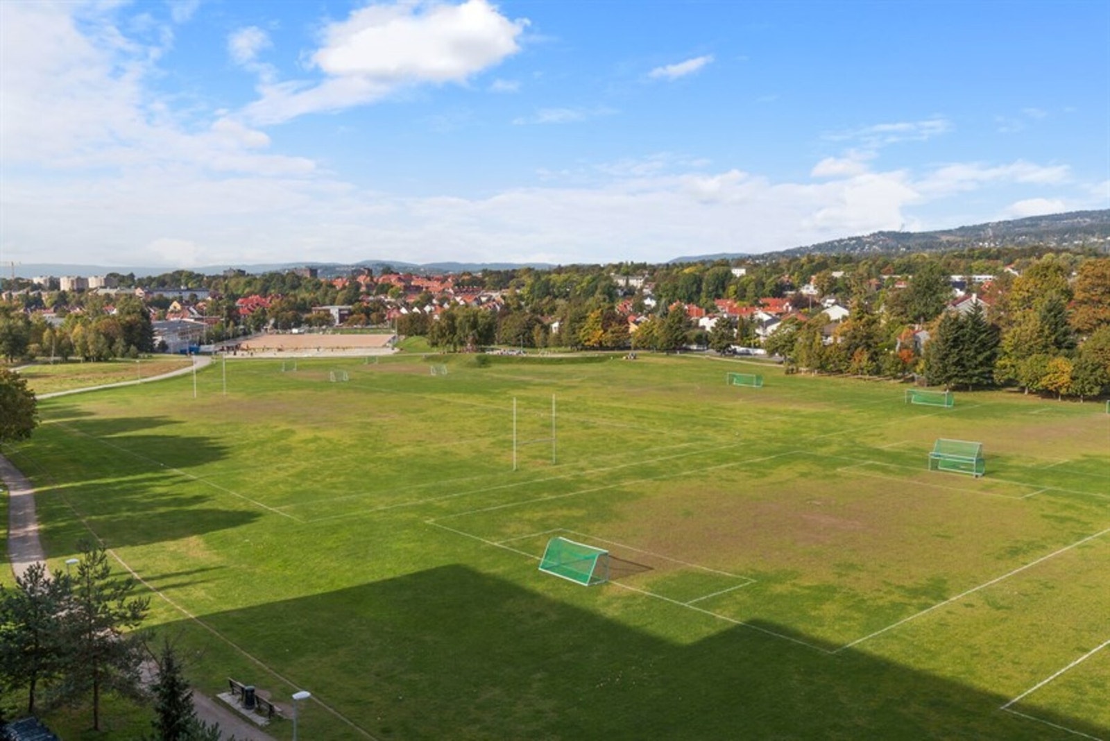 Voldsløkks Idrettsanlegg ligger like ved boligen med volleyballbaner, fotballbane og joggeløyper Galleribilde