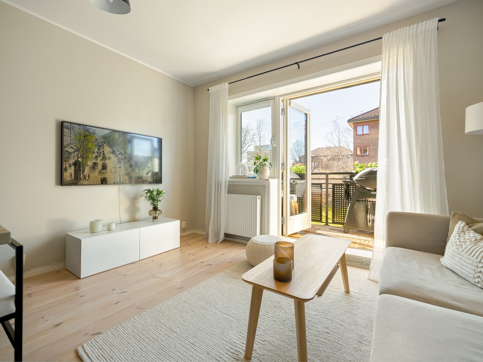 Boligens oppholdsrom er av god størrelse med plass til sofa, salongbord og tilhørende mediemøblement. Galleribilde