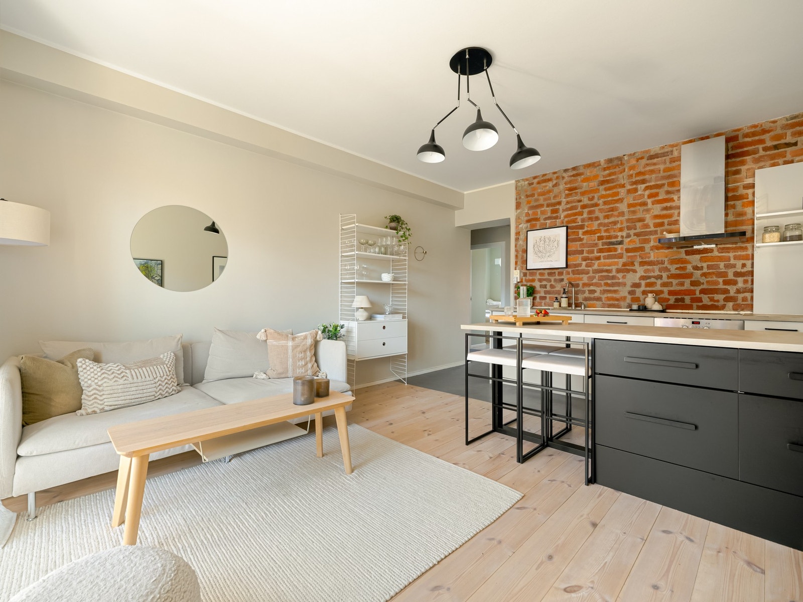 Rommet er holdt i lyse fargetoner og med den stilige teglsteinsveggen som gir et stilfullt uttrykk. Galleribilde