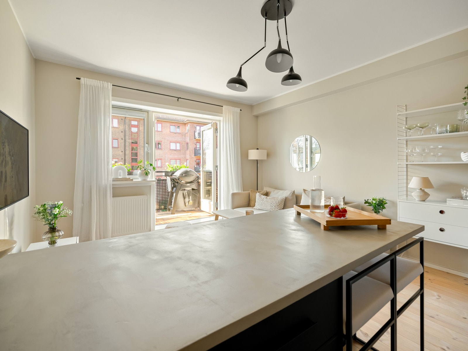 Kjøkkenet er i åpen løsning mot stuen, men gir likevel en fin soneinndeling ved hjelp av kjøkkenøyen. Galleribilde