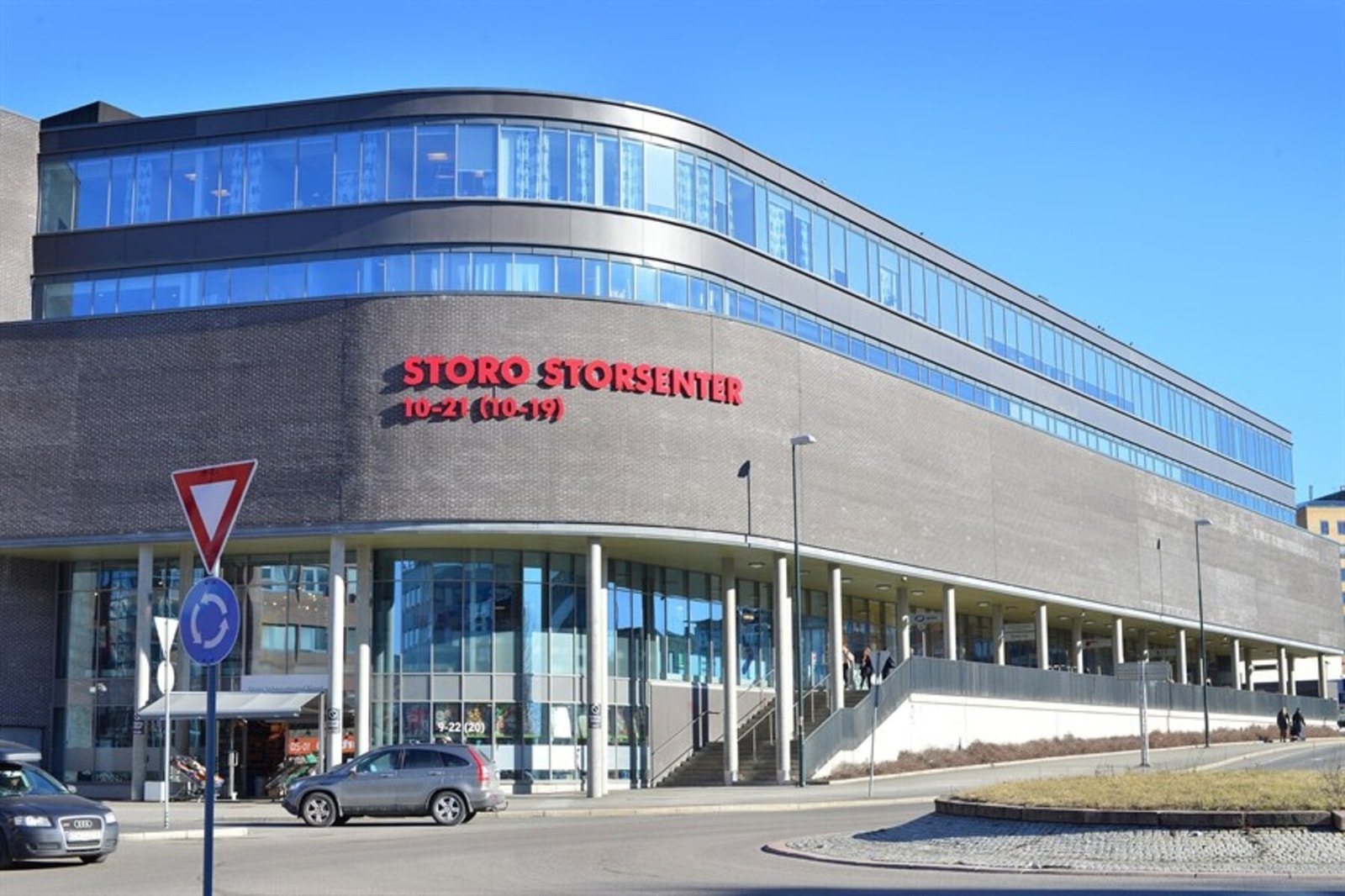 Nærmeste kjøpesenter er Storo Storsenter som per i dag huser 130 butikker. Galleribilde