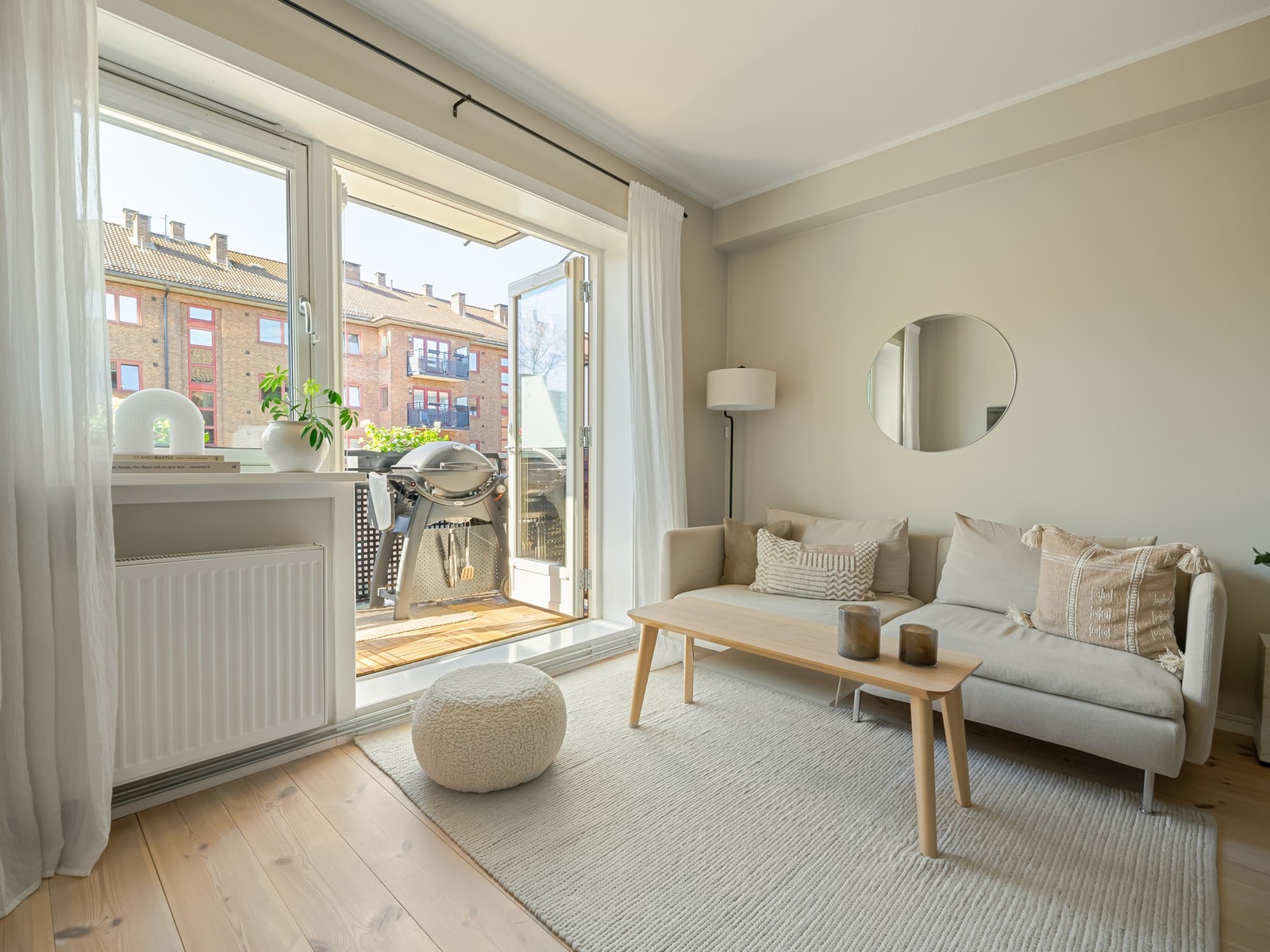 Dette er en lys, innbydende og moderne 3-roms leilighet som ligger skjermet og tilbaketrukket i grønne omgivelser på Bjølsen. Galleribilde