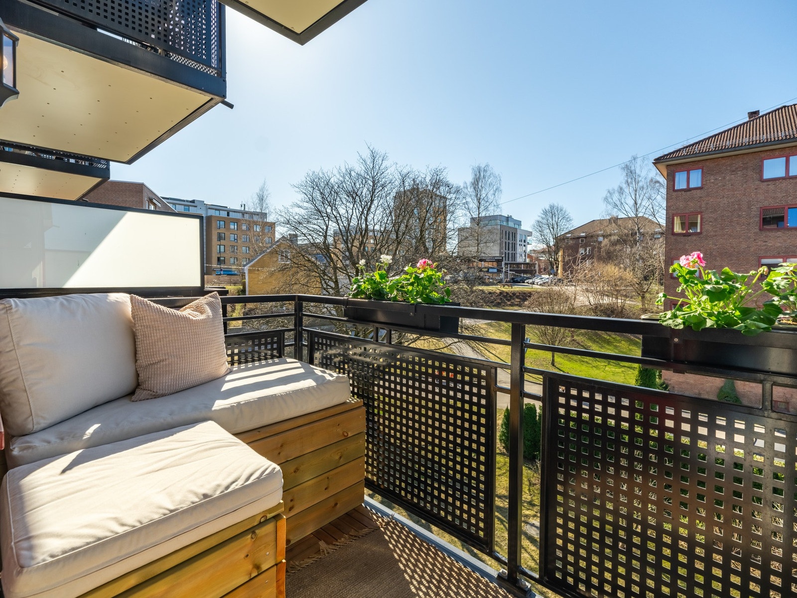 Balkongen er på ca. 4 kvm med plass til utemøblement, grill og beplantning. Galleribilde