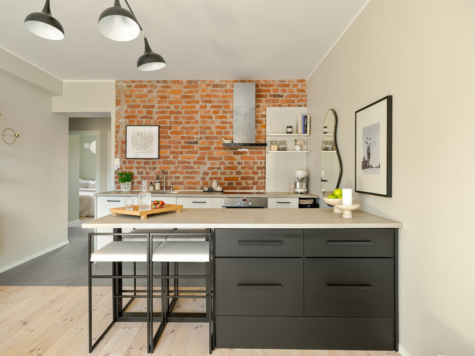 Innredningen består av glatte fronter, samt en stilig benkeplate med kum. Galleribilde