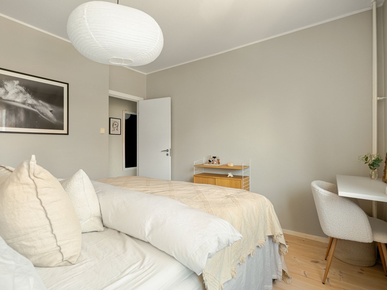 Det er i tillegg plass til et lite skrivebord og kommodeløsning om ønskelig. Galleribilde