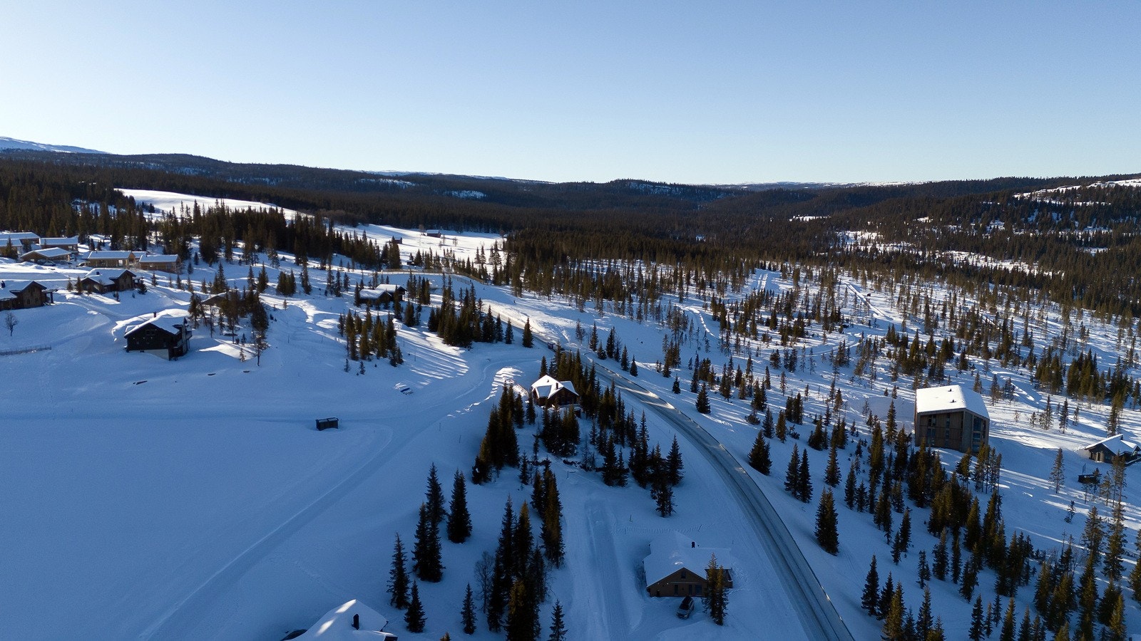 Tomten leveres med teknisk infrastruktur som vei, vann, avløp, el. og fiber frem til eller nær tomtegrensen. Galleribilde