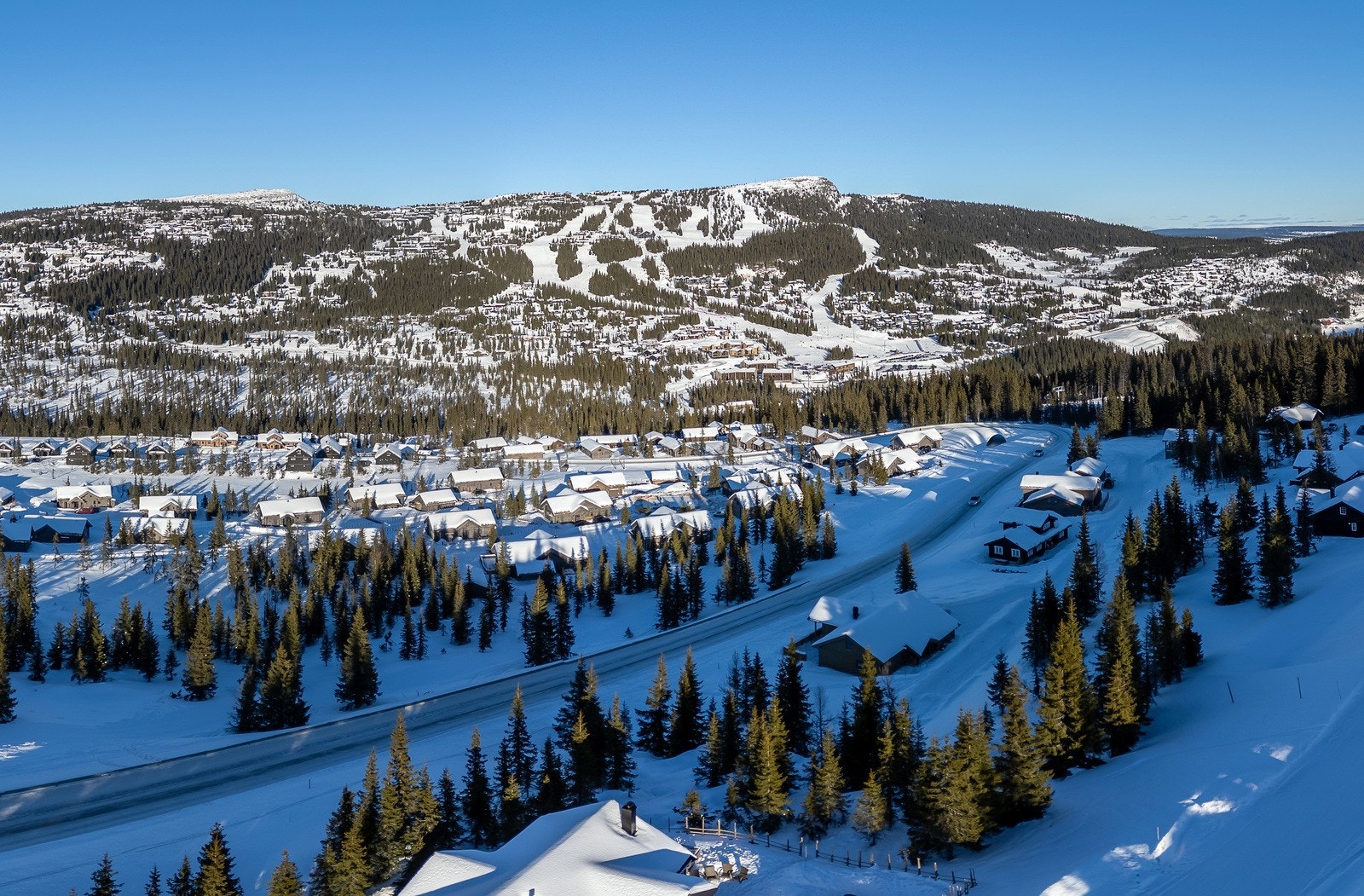 Fra hytteområdet kan du enkelt ta på deg skiene og gli rett ut i alpinbakken. Tilbake til hyttefeltet er det kun noen hundre meter å gå eller stake. Galleribilde