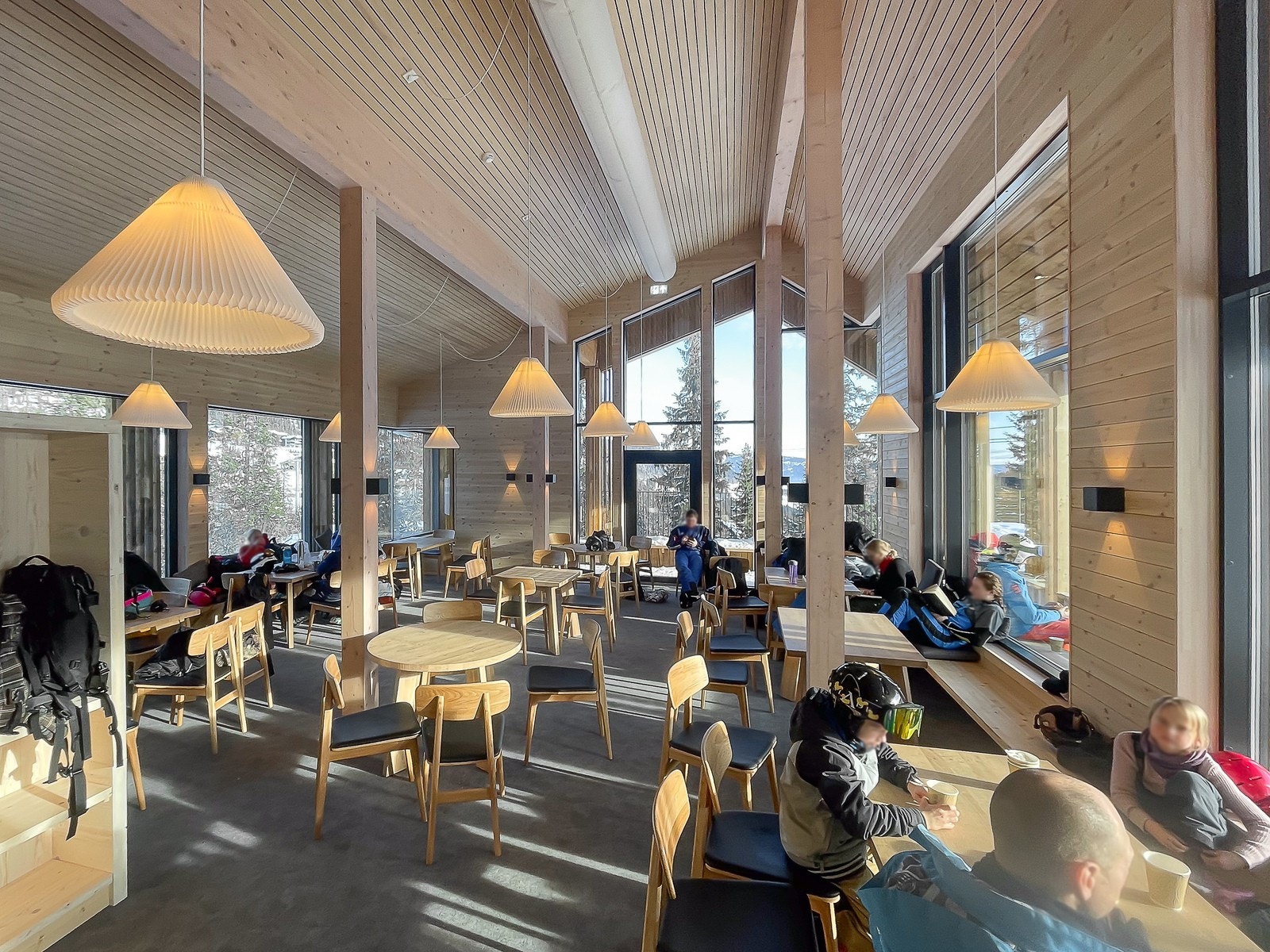 Varden Restaurant ligger like i nærheten og byr på frokost, lunch og brunch i flotte lokaler Galleribilde