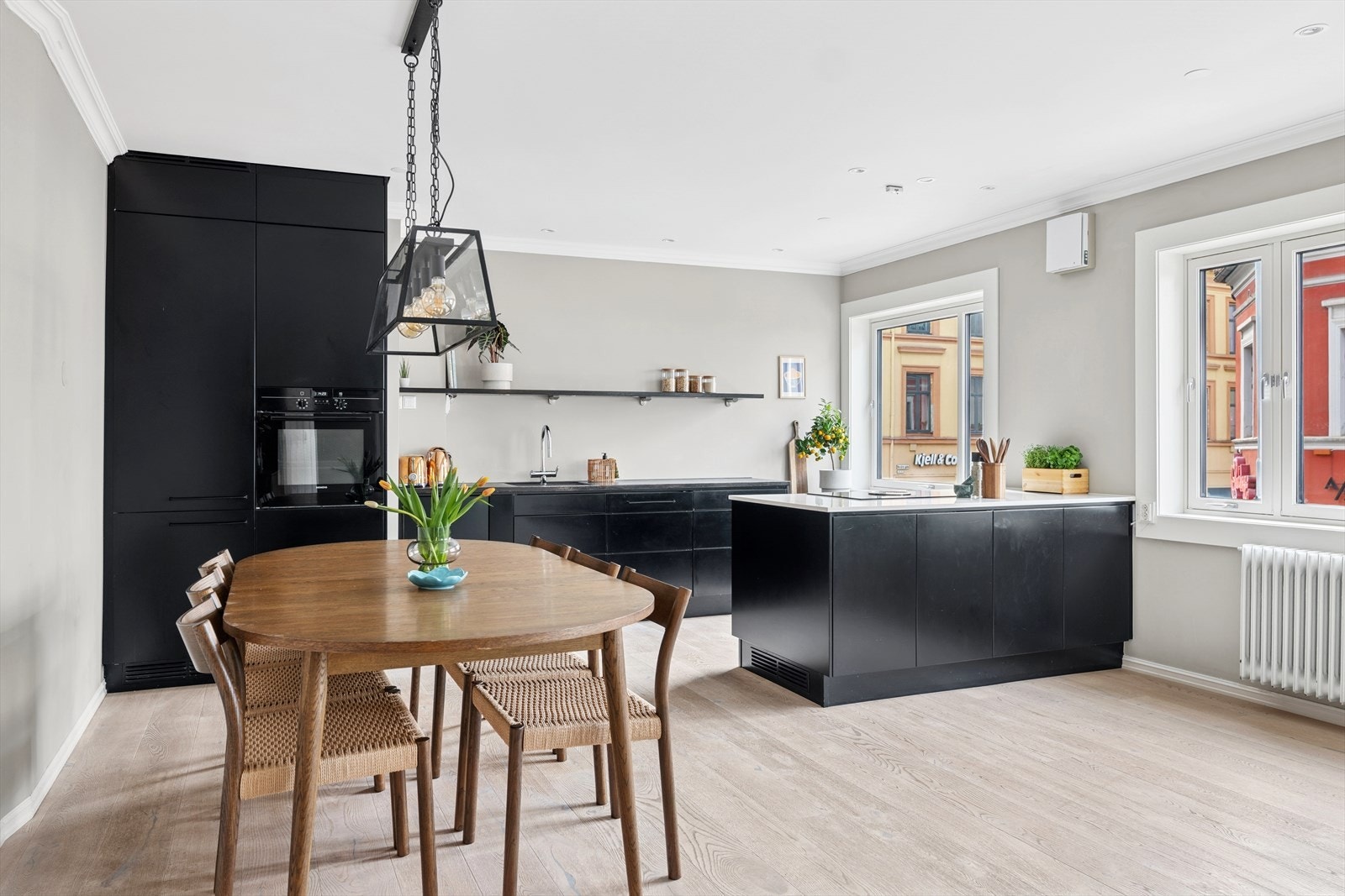 Av hvitevarer inneholder kjøkkenet integrert platetopp, komfyr, kjøl- og fryseskap og oppvaskmaskin Galleribilde