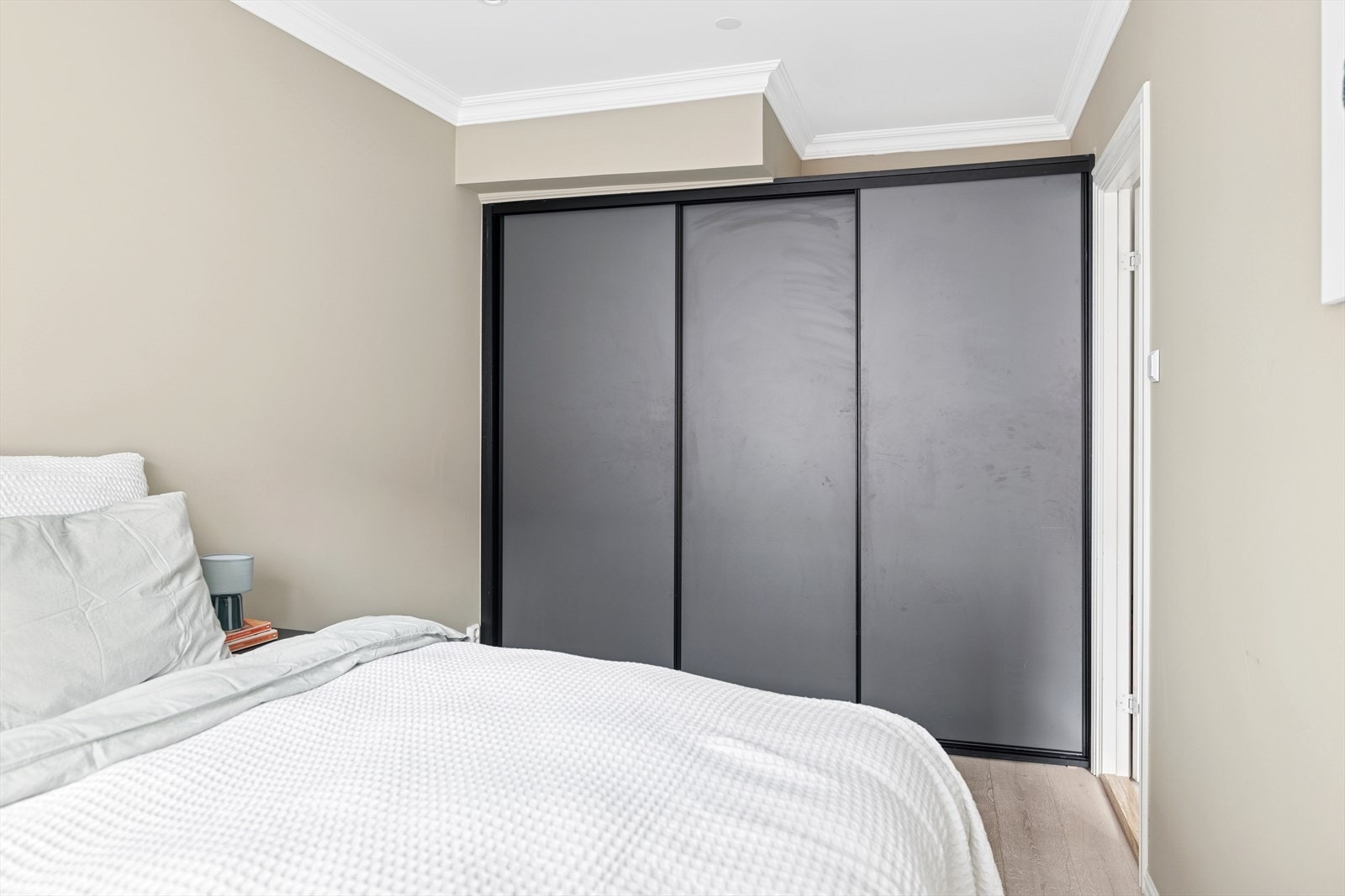 Praktisk innebygd garderobeskap for ekstra oppbevaringsplass Galleribilde