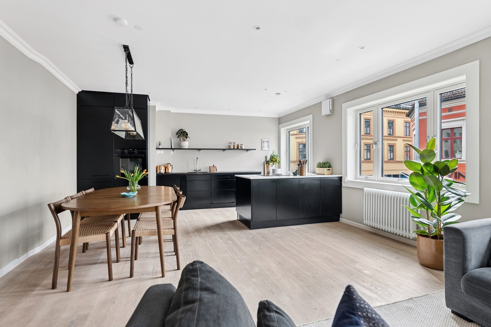 Kjøkkenet er i en åpen løsning med stuen, noe som gjør dette til et trivelig og sosialt oppholdsrom Galleribilde