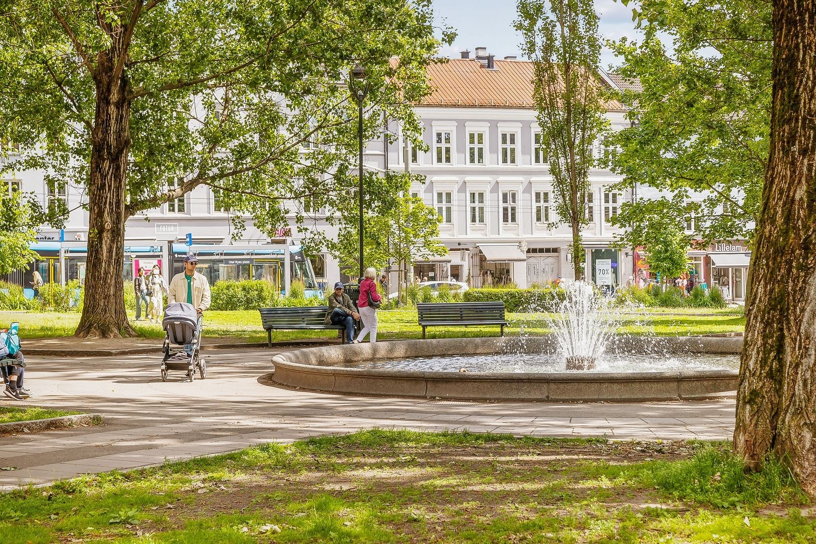 Frodige Olav Ryes plass med en rekke rekreasjonsområder Galleribilde