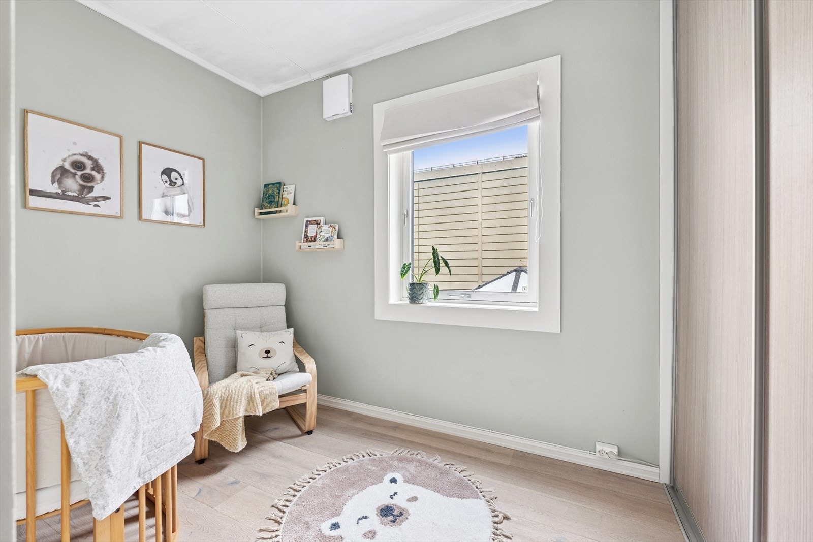 Dette soverommet vender ut mot rolig indre gård Galleribilde