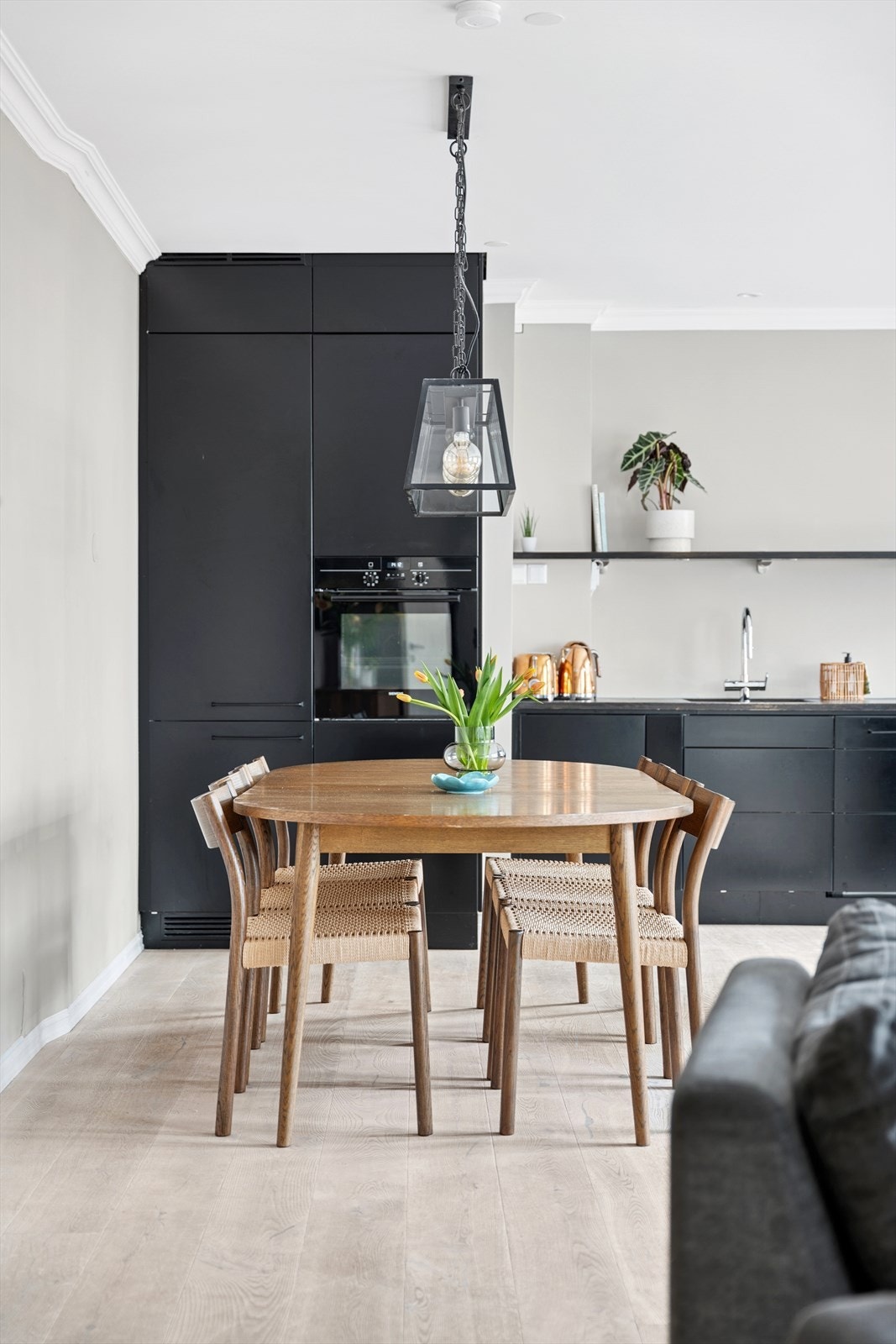 Naturlig plassering av spisemøblement i tilknytning kjøkkenet Galleribilde