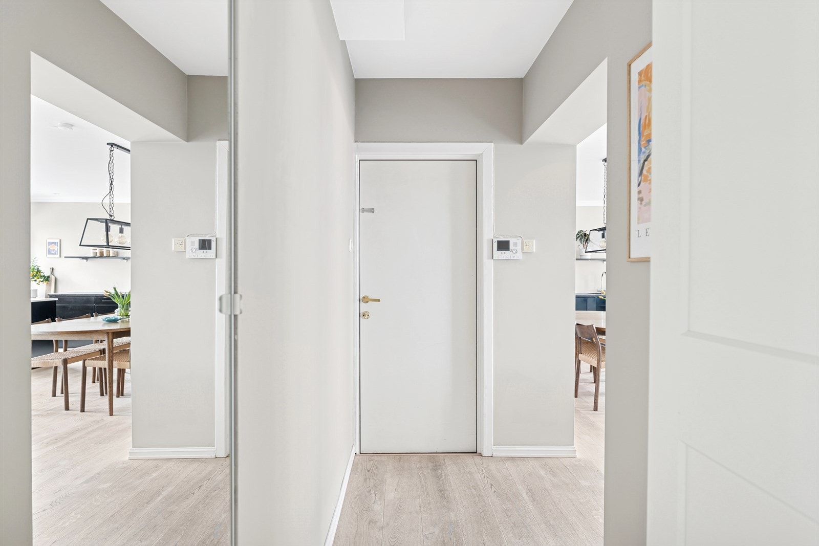 Lys og innbydende entré som ønsker deg velkommen inn i boligen! Galleribilde