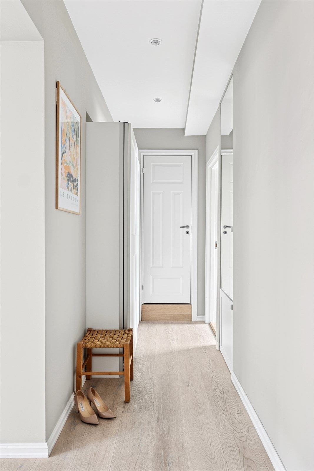 Her er det god plass til å henge fra seg sko- og yttertøy Galleribilde