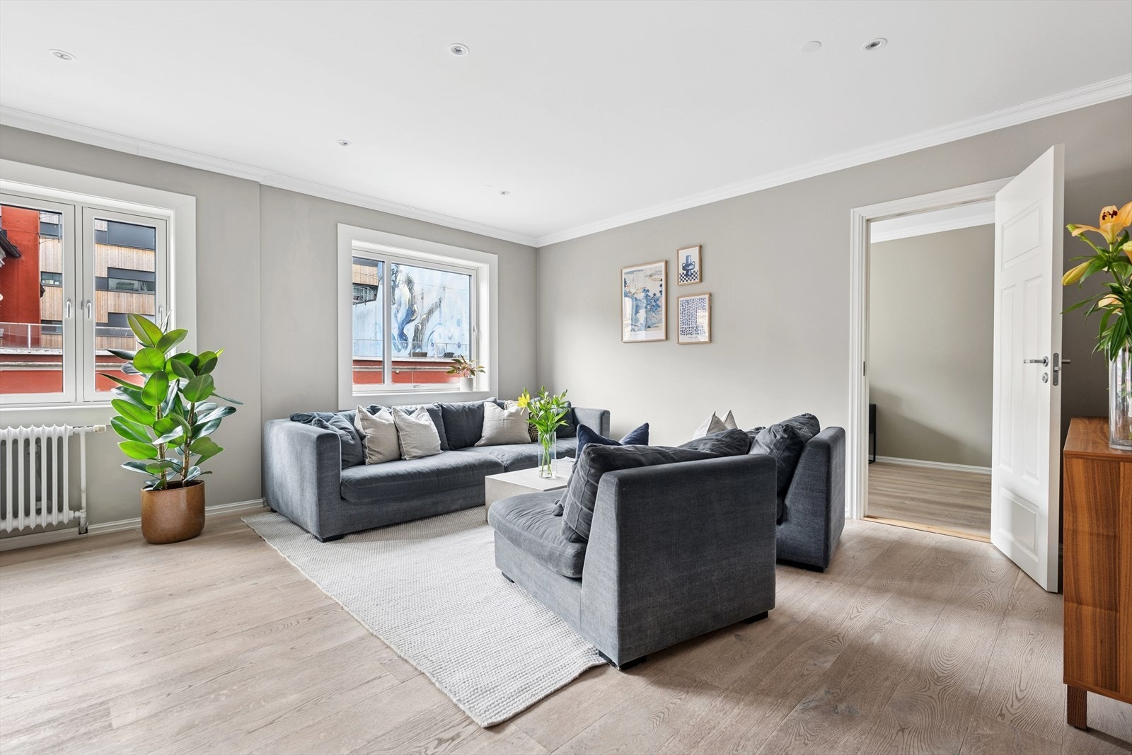 Meget romslig stue med mange innredningsmuligheter Galleribilde