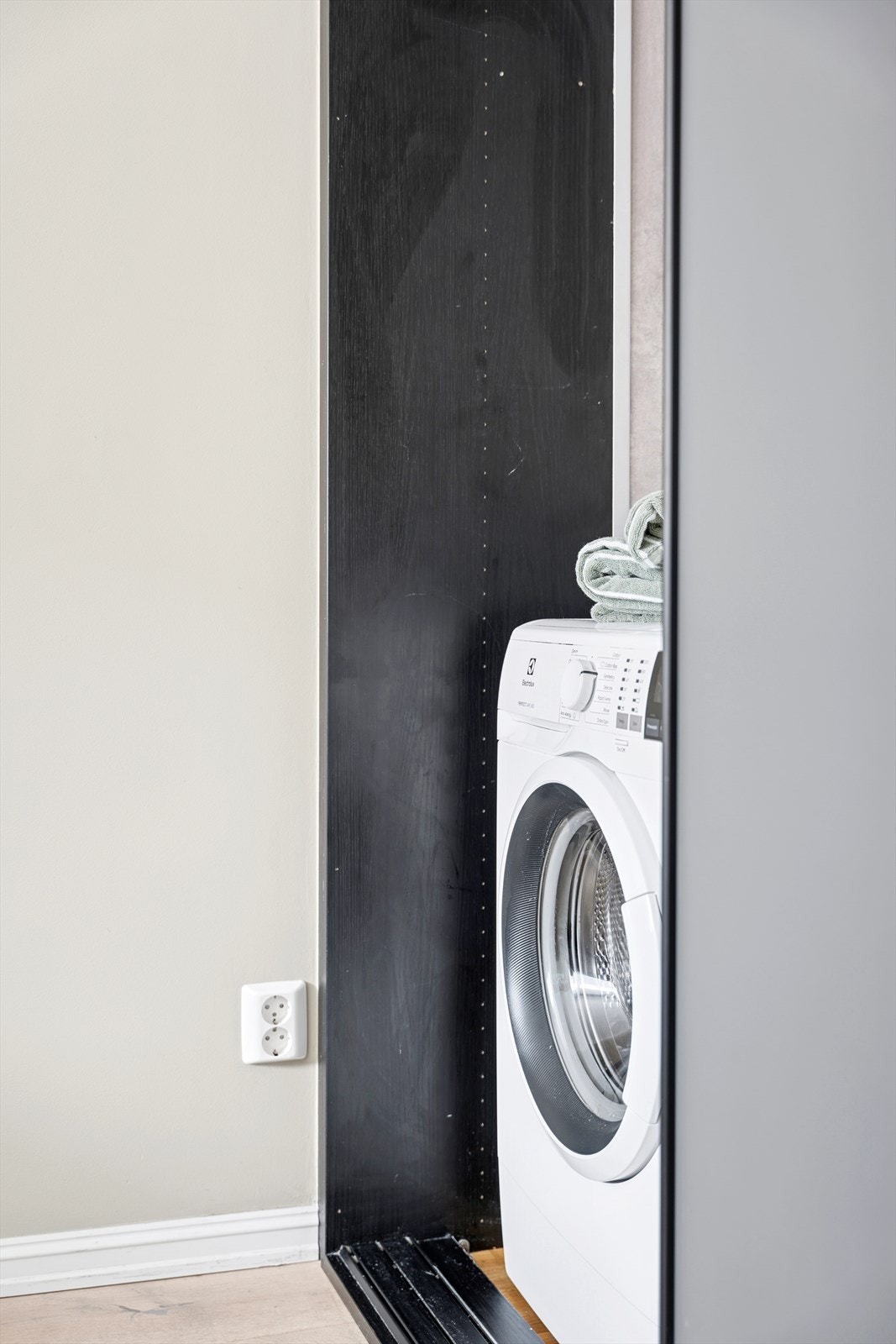 I skapet på soverommet er det opplegg for vaskemaskin Galleribilde