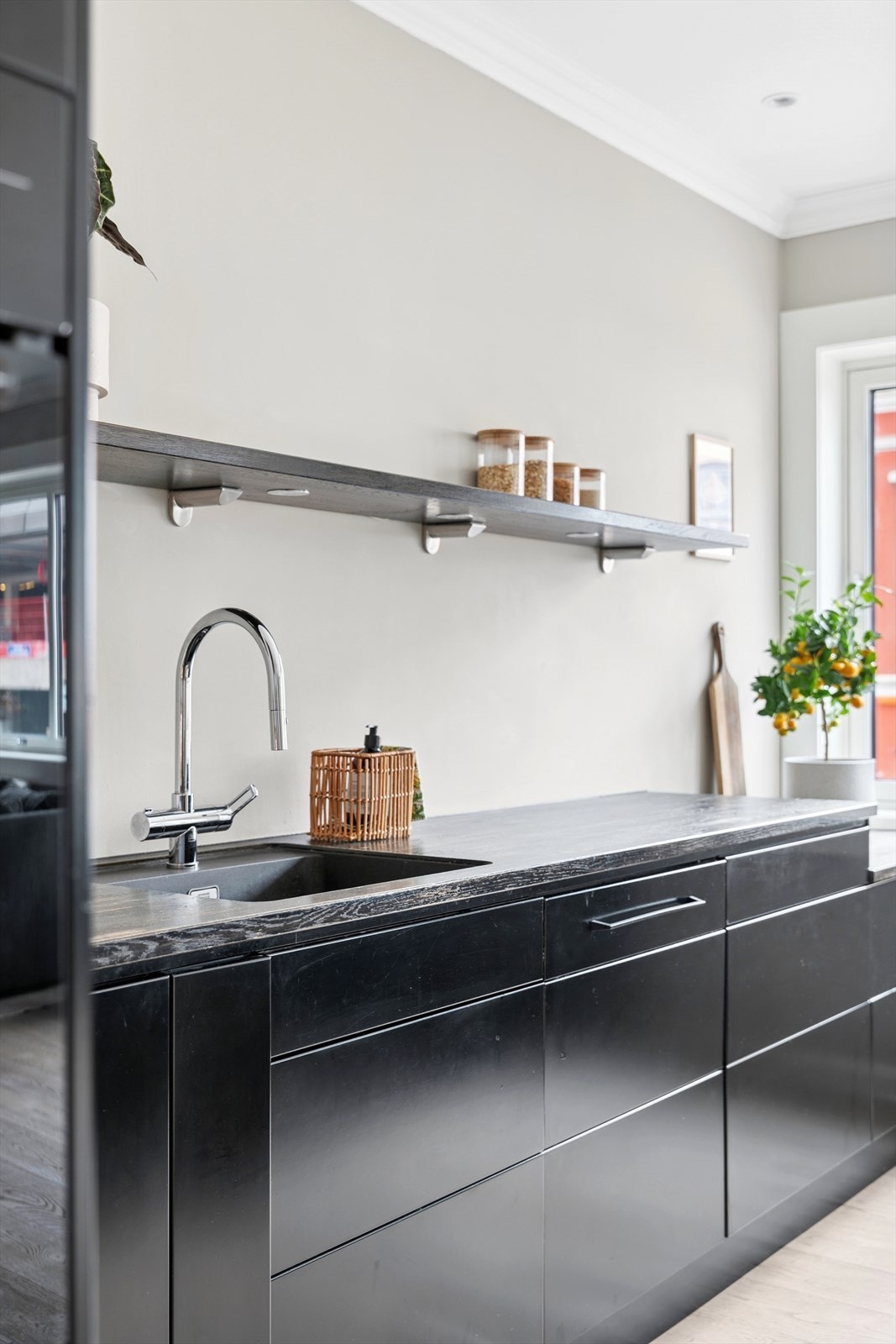 Her får du svært godt med benke- og oppbevaringsplass Galleribilde