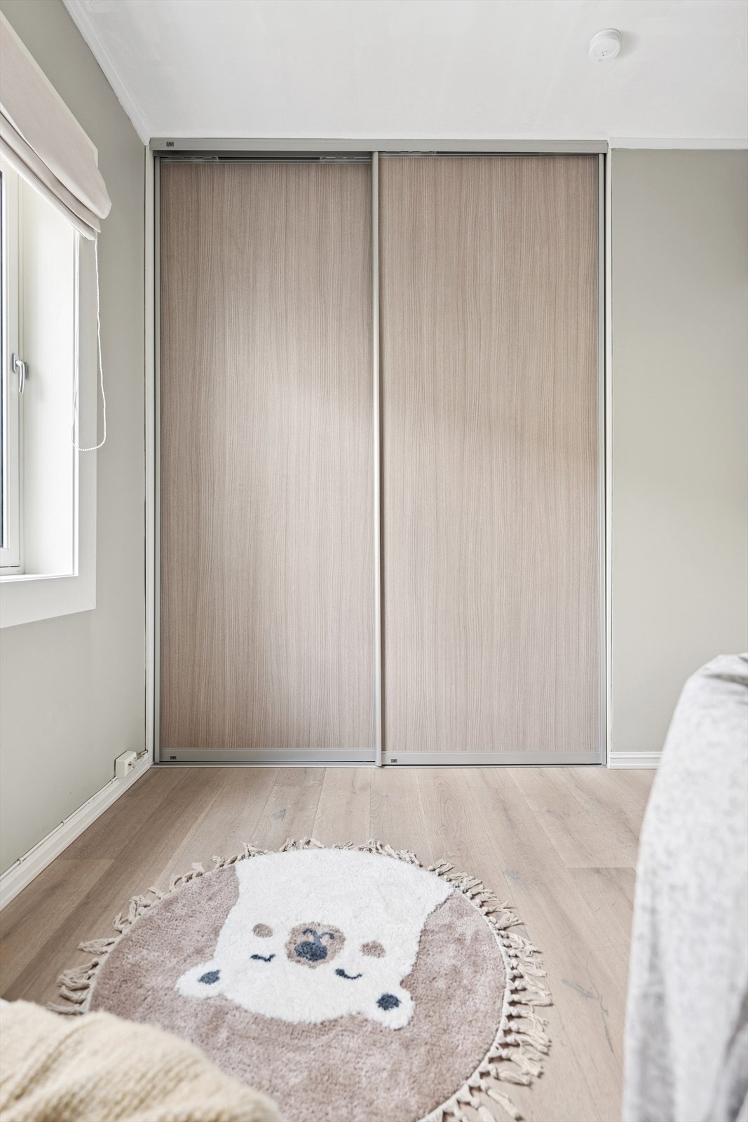 Her får du også et praktisk integrert garderobeskap Galleribilde