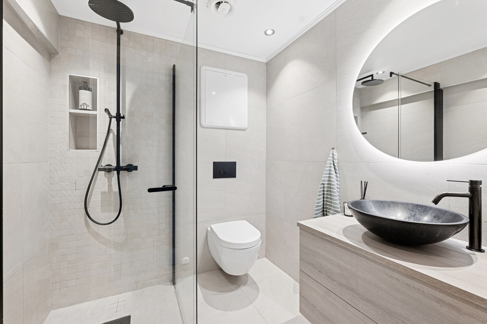 Meget lekkert flislagt bad som er totalrenovert i 2019 Galleribilde