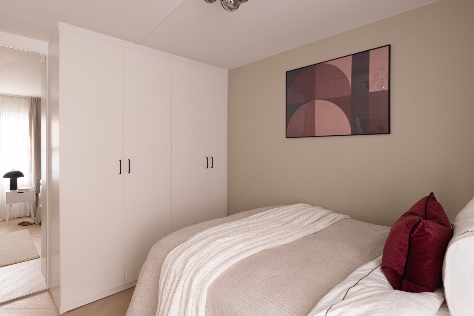 Soverommet har godt med oppbevaringsmulighet i nydelig plassbygget garderobe. Galleribilde