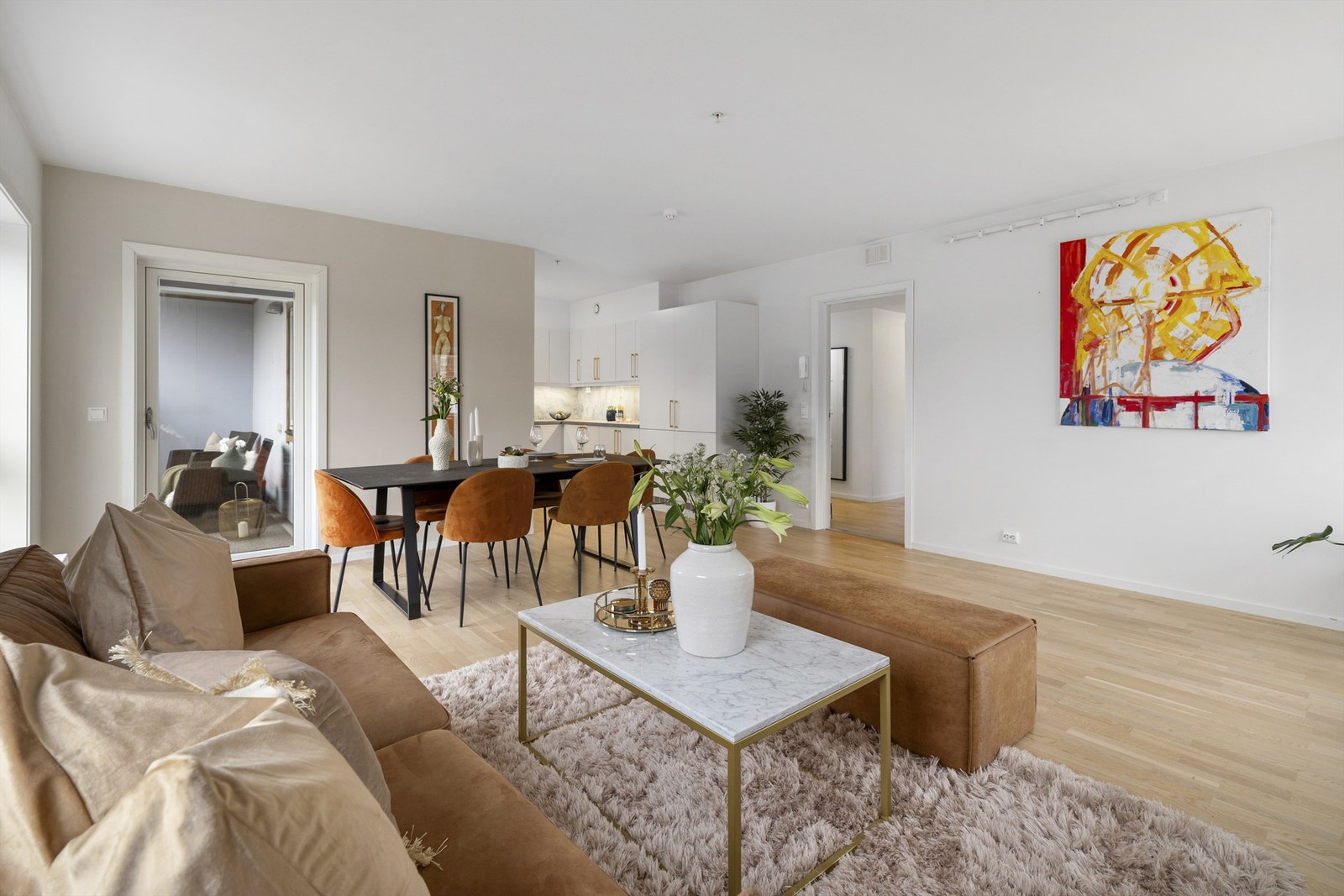 Plass til både sitte- og spisegruppe, med utgang til balkong Galleribilde