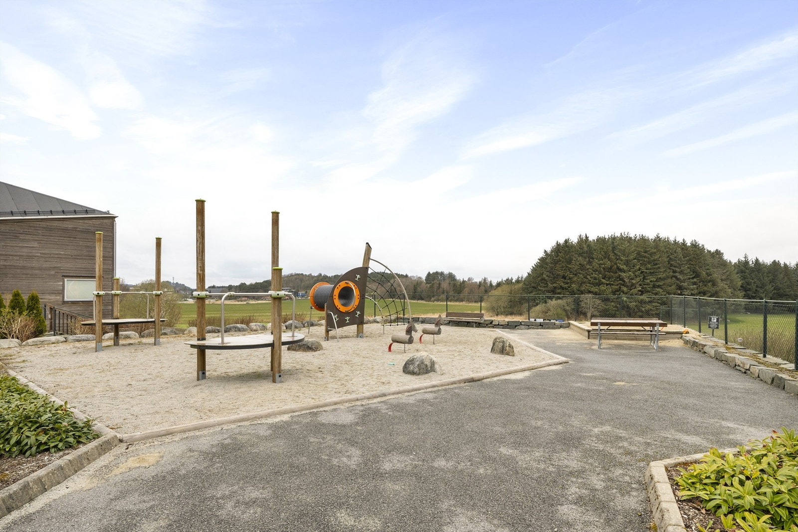 Lekeplass like utenfor hovedinngangen Galleribilde