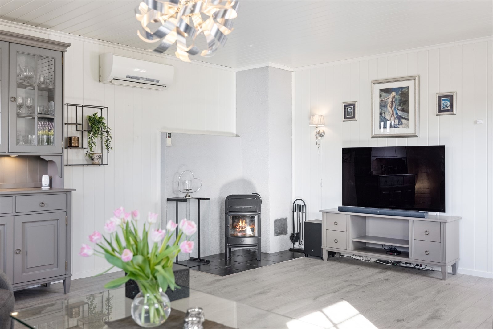 Man finner enkelt både varmen og roen foran ildstedet i stuen. Galleribilde