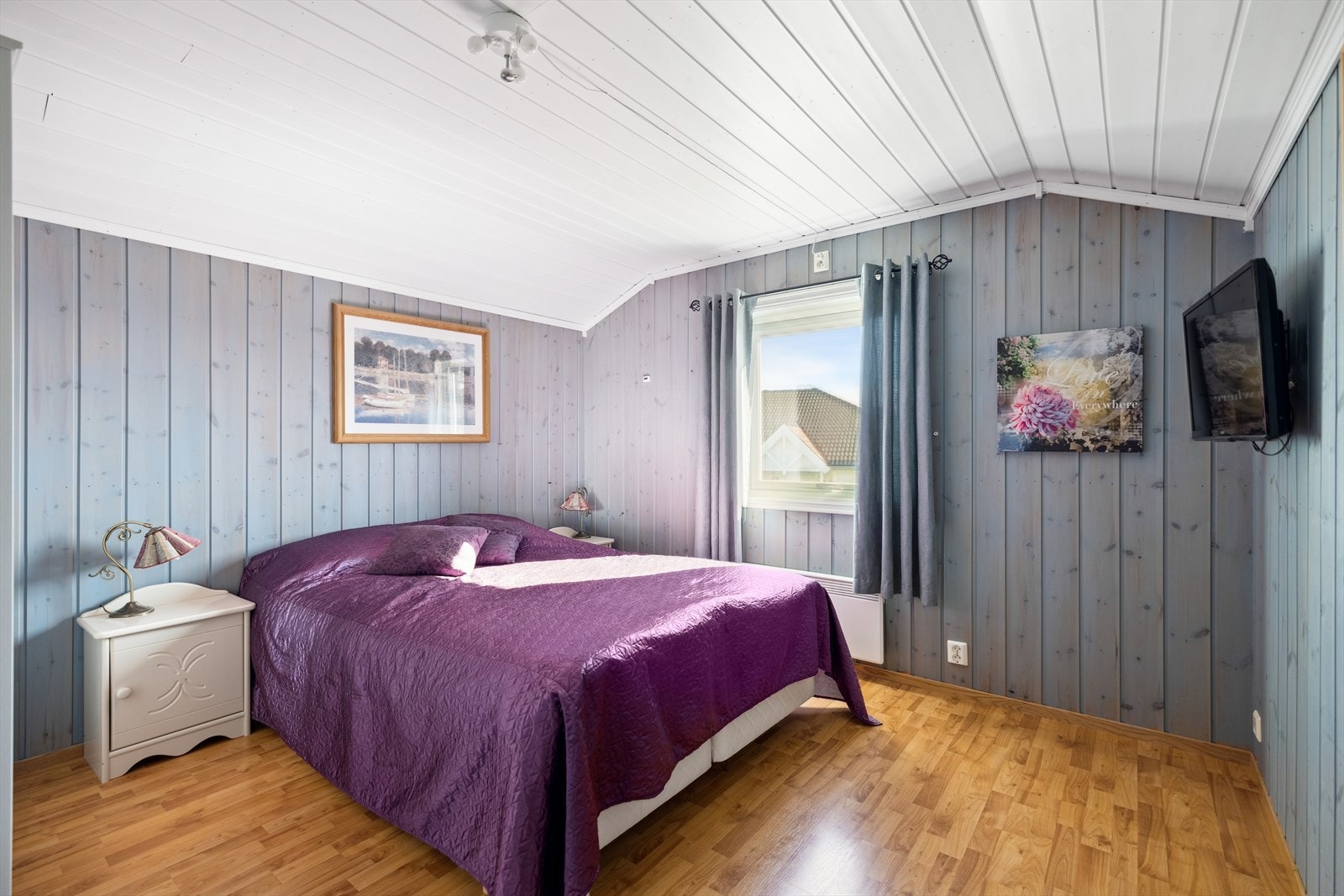 Soverommene har gode arealer, og innredes enkelt med diverse møblement. Galleribilde